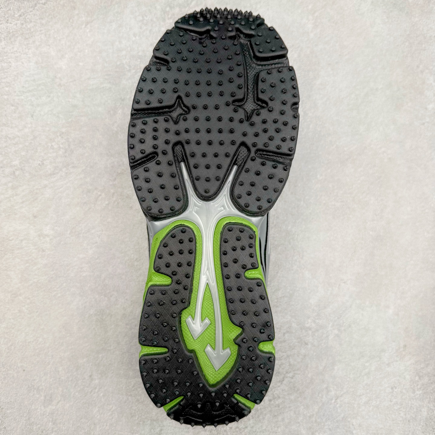 图片[9]-＃KX Off-White 2024年OW最新款跑鞋 #百分百原盒正确版 原楦原纸板数据开发 4层分离大底#鞋面采用3d立体打印和多种材料拼接而成#防滑耐磨透气性轻便跑鞋 作为曾经爆火 并且定位奢潮领域的标志性品牌 Off-White 仍需要不断更新符合当下潮流时尚的复古运动鞋款，以期收获基本盘消费者的关注 此次更新的 Off-White 新款运动鞋将经典复古老爹鞋细节设计更加夸张化 并将标志性箭头设计置于显著位置 除此之外 整个系列的色彩搭配也可谓纷繁多样 总有一款适合你 Off-White最新运动鞋款估计将在未来几个月登陆品牌专柜 喜欢的朋友切莫错过 尺码：36 37 38 39 40 41 42 43 44 45 46 47-选品中心