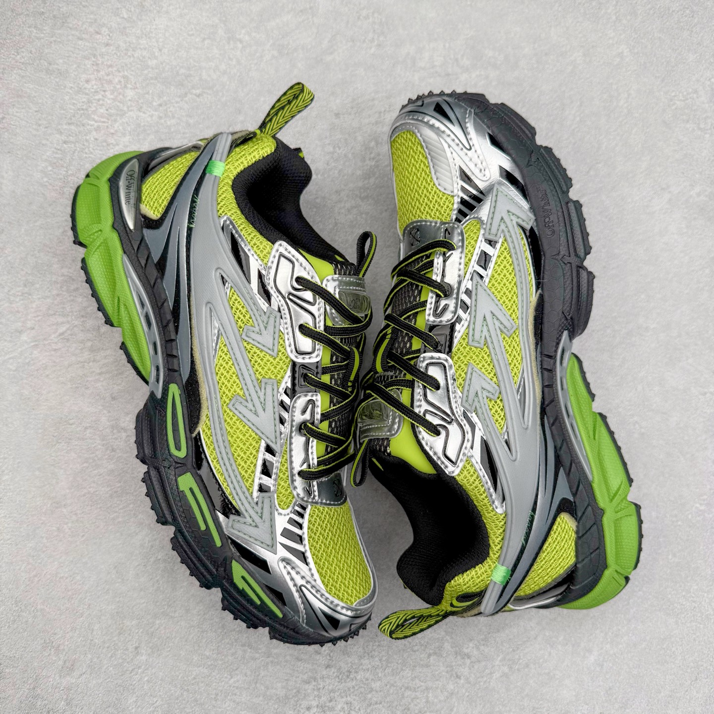 图片[3]-＃KX Off-White 2024年OW最新款跑鞋 #百分百原盒正确版 原楦原纸板数据开发 4层分离大底#鞋面采用3d立体打印和多种材料拼接而成#防滑耐磨透气性轻便跑鞋 作为曾经爆火 并且定位奢潮领域的标志性品牌 Off-White 仍需要不断更新符合当下潮流时尚的复古运动鞋款，以期收获基本盘消费者的关注 此次更新的 Off-White 新款运动鞋将经典复古老爹鞋细节设计更加夸张化 并将标志性箭头设计置于显著位置 除此之外 整个系列的色彩搭配也可谓纷繁多样 总有一款适合你 Off-White最新运动鞋款估计将在未来几个月登陆品牌专柜 喜欢的朋友切莫错过 尺码：36 37 38 39 40 41 42 43 44 45 46 47-选品中心