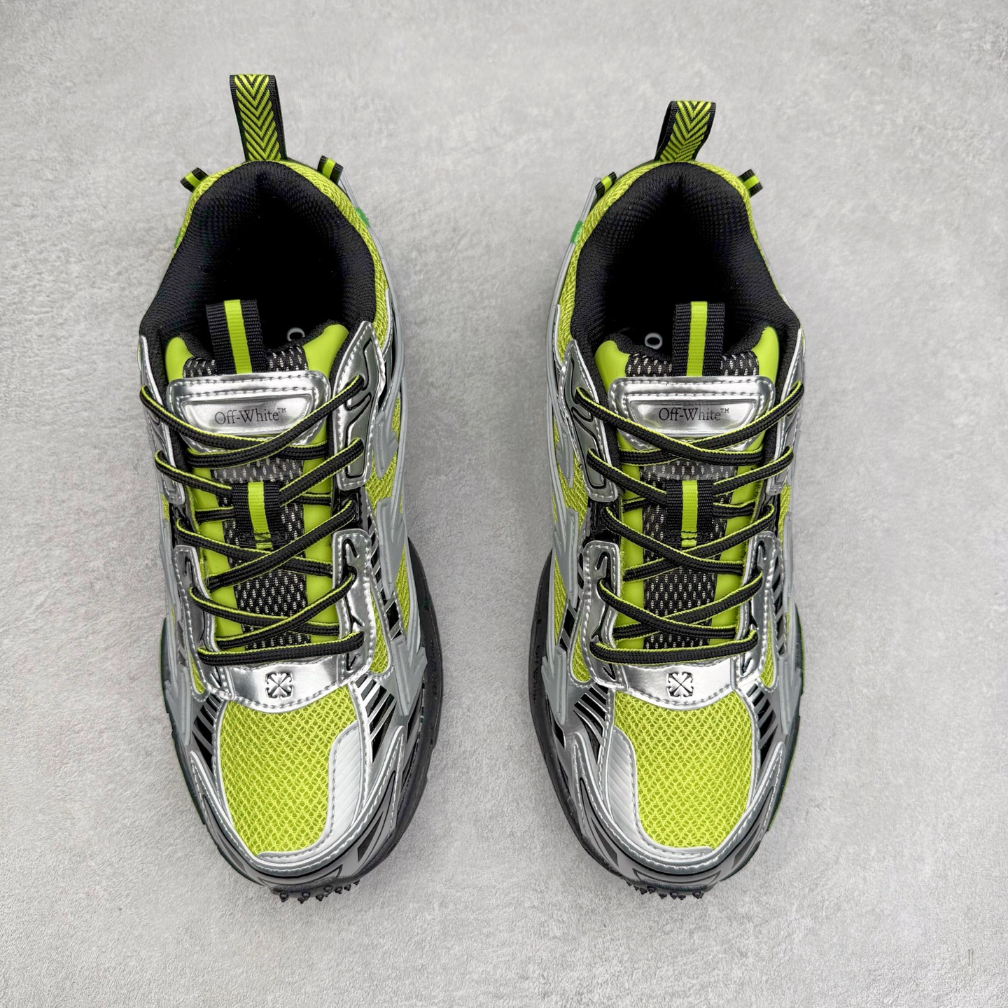 图片[2]-＃KX Off-White 2024年OW最新款跑鞋 #百分百原盒正确版 原楦原纸板数据开发 4层分离大底#鞋面采用3d立体打印和多种材料拼接而成#防滑耐磨透气性轻便跑鞋 作为曾经爆火 并且定位奢潮领域的标志性品牌 Off-White 仍需要不断更新符合当下潮流时尚的复古运动鞋款，以期收获基本盘消费者的关注 此次更新的 Off-White 新款运动鞋将经典复古老爹鞋细节设计更加夸张化 并将标志性箭头设计置于显著位置 除此之外 整个系列的色彩搭配也可谓纷繁多样 总有一款适合你 Off-White最新运动鞋款估计将在未来几个月登陆品牌专柜 喜欢的朋友切莫错过 尺码：36 37 38 39 40 41 42 43 44 45 46 47-选品中心