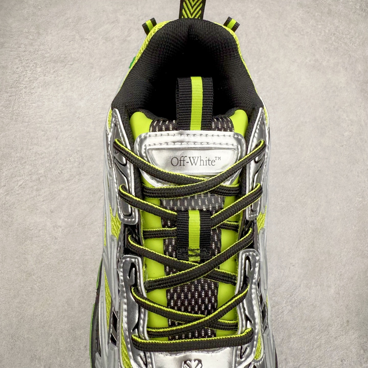 图片[5]-＃KX Off-White 2024年OW最新款跑鞋 #百分百原盒正确版 原楦原纸板数据开发 4层分离大底#鞋面采用3d立体打印和多种材料拼接而成#防滑耐磨透气性轻便跑鞋 作为曾经爆火 并且定位奢潮领域的标志性品牌 Off-White 仍需要不断更新符合当下潮流时尚的复古运动鞋款，以期收获基本盘消费者的关注 此次更新的 Off-White 新款运动鞋将经典复古老爹鞋细节设计更加夸张化 并将标志性箭头设计置于显著位置 除此之外 整个系列的色彩搭配也可谓纷繁多样 总有一款适合你 Off-White最新运动鞋款估计将在未来几个月登陆品牌专柜 喜欢的朋友切莫错过 尺码：36 37 38 39 40 41 42 43 44 45 46 47-选品中心