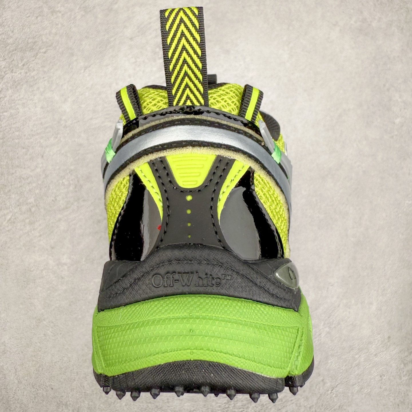 图片[8]-＃KX Off-White 2024年OW最新款跑鞋 #百分百原盒正确版 原楦原纸板数据开发 4层分离大底#鞋面采用3d立体打印和多种材料拼接而成#防滑耐磨透气性轻便跑鞋 作为曾经爆火 并且定位奢潮领域的标志性品牌 Off-White 仍需要不断更新符合当下潮流时尚的复古运动鞋款，以期收获基本盘消费者的关注 此次更新的 Off-White 新款运动鞋将经典复古老爹鞋细节设计更加夸张化 并将标志性箭头设计置于显著位置 除此之外 整个系列的色彩搭配也可谓纷繁多样 总有一款适合你 Off-White最新运动鞋款估计将在未来几个月登陆品牌专柜 喜欢的朋友切莫错过 尺码：36 37 38 39 40 41 42 43 44 45 46 47-选品中心