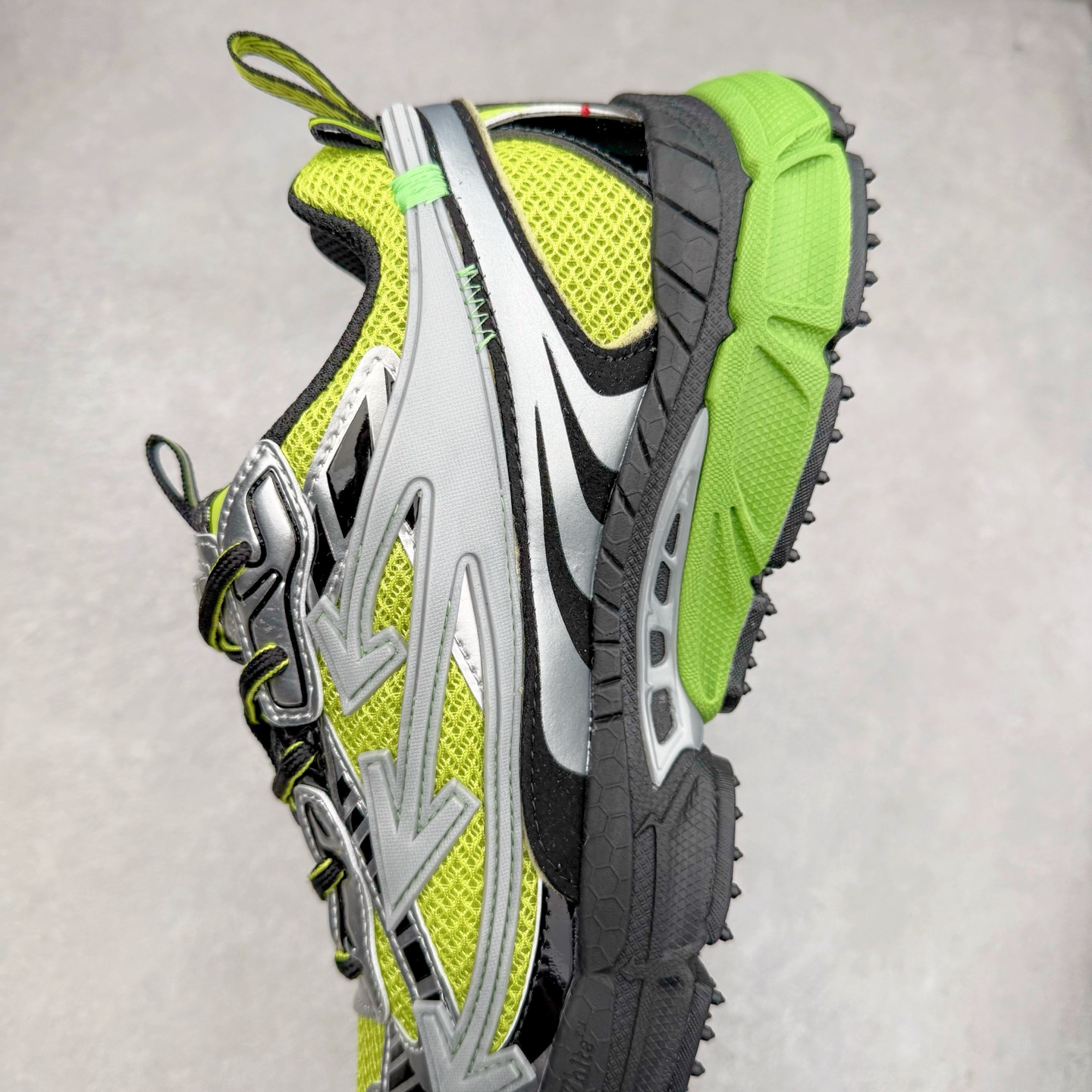 图片[7]-＃KX Off-White 2024年OW最新款跑鞋 #百分百原盒正确版 原楦原纸板数据开发 4层分离大底#鞋面采用3d立体打印和多种材料拼接而成#防滑耐磨透气性轻便跑鞋 作为曾经爆火 并且定位奢潮领域的标志性品牌 Off-White 仍需要不断更新符合当下潮流时尚的复古运动鞋款，以期收获基本盘消费者的关注 此次更新的 Off-White 新款运动鞋将经典复古老爹鞋细节设计更加夸张化 并将标志性箭头设计置于显著位置 除此之外 整个系列的色彩搭配也可谓纷繁多样 总有一款适合你 Off-White最新运动鞋款估计将在未来几个月登陆品牌专柜 喜欢的朋友切莫错过 尺码：36 37 38 39 40 41 42 43 44 45 46 47-选品中心