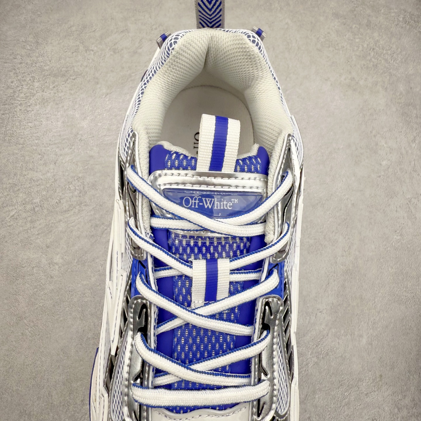 图片[5]-＃KX Off-White 2024年OW最新款跑鞋 #百分百原盒正确版 原楦原纸板数据开发 4层分离大底#鞋面采用3d立体打印和多种材料拼接而成#防滑耐磨透气性轻便跑鞋 作为曾经爆火 并且定位奢潮领域的标志性品牌 Off-White 仍需要不断更新符合当下潮流时尚的复古运动鞋款，以期收获基本盘消费者的关注 此次更新的 Off-White 新款运动鞋将经典复古老爹鞋细节设计更加夸张化 并将标志性箭头设计置于显著位置 除此之外 整个系列的色彩搭配也可谓纷繁多样 总有一款适合你 Off-White最新运动鞋款估计将在未来几个月登陆品牌专柜 喜欢的朋友切莫错过 尺码：36 37 38 39 40 41 42 43 44 45 46 47-选品中心