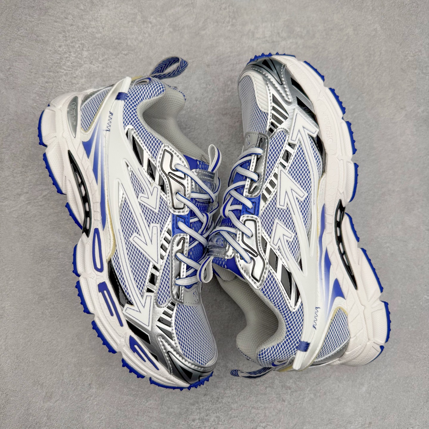 图片[3]-＃KX Off-White 2024年OW最新款跑鞋 #百分百原盒正确版 原楦原纸板数据开发 4层分离大底#鞋面采用3d立体打印和多种材料拼接而成#防滑耐磨透气性轻便跑鞋 作为曾经爆火 并且定位奢潮领域的标志性品牌 Off-White 仍需要不断更新符合当下潮流时尚的复古运动鞋款，以期收获基本盘消费者的关注 此次更新的 Off-White 新款运动鞋将经典复古老爹鞋细节设计更加夸张化 并将标志性箭头设计置于显著位置 除此之外 整个系列的色彩搭配也可谓纷繁多样 总有一款适合你 Off-White最新运动鞋款估计将在未来几个月登陆品牌专柜 喜欢的朋友切莫错过 尺码：36 37 38 39 40 41 42 43 44 45 46 47-选品中心