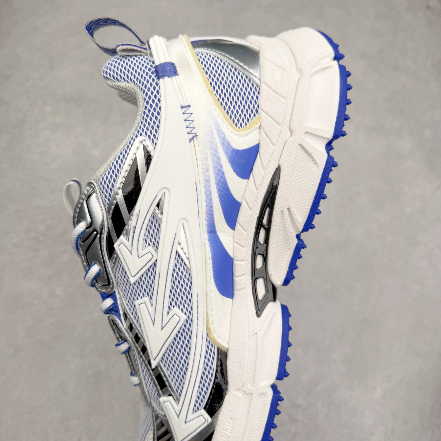 图片[7]-＃KX Off-White 2024年OW最新款跑鞋 #百分百原盒正确版 原楦原纸板数据开发 4层分离大底#鞋面采用3d立体打印和多种材料拼接而成#防滑耐磨透气性轻便跑鞋 作为曾经爆火 并且定位奢潮领域的标志性品牌 Off-White 仍需要不断更新符合当下潮流时尚的复古运动鞋款，以期收获基本盘消费者的关注 此次更新的 Off-White 新款运动鞋将经典复古老爹鞋细节设计更加夸张化 并将标志性箭头设计置于显著位置 除此之外 整个系列的色彩搭配也可谓纷繁多样 总有一款适合你 Off-White最新运动鞋款估计将在未来几个月登陆品牌专柜 喜欢的朋友切莫错过 尺码：36 37 38 39 40 41 42 43 44 45 46 47-选品中心