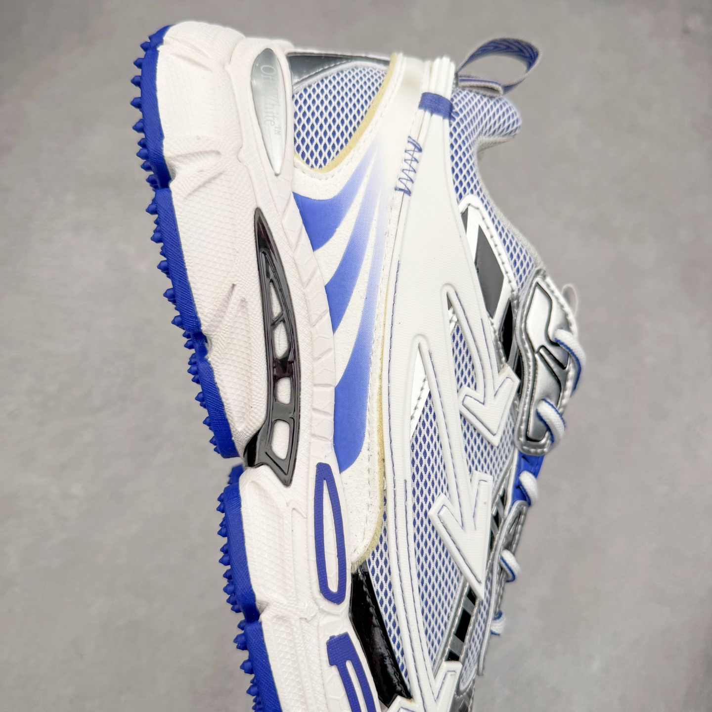 图片[6]-＃KX Off-White 2024年OW最新款跑鞋 #百分百原盒正确版 原楦原纸板数据开发 4层分离大底#鞋面采用3d立体打印和多种材料拼接而成#防滑耐磨透气性轻便跑鞋 作为曾经爆火 并且定位奢潮领域的标志性品牌 Off-White 仍需要不断更新符合当下潮流时尚的复古运动鞋款，以期收获基本盘消费者的关注 此次更新的 Off-White 新款运动鞋将经典复古老爹鞋细节设计更加夸张化 并将标志性箭头设计置于显著位置 除此之外 整个系列的色彩搭配也可谓纷繁多样 总有一款适合你 Off-White最新运动鞋款估计将在未来几个月登陆品牌专柜 喜欢的朋友切莫错过 尺码：36 37 38 39 40 41 42 43 44 45 46 47-选品中心