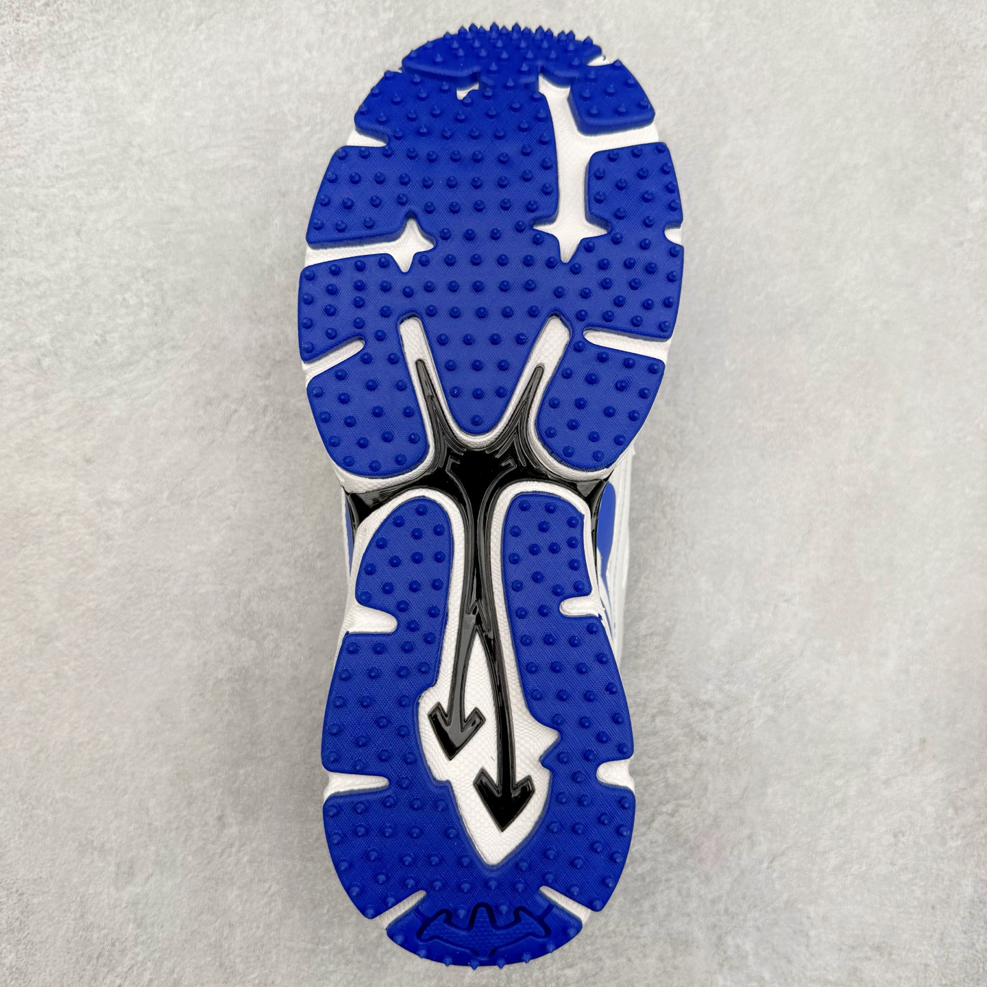 图片[9]-＃KX Off-White 2024年OW最新款跑鞋 #百分百原盒正确版 原楦原纸板数据开发 4层分离大底#鞋面采用3d立体打印和多种材料拼接而成#防滑耐磨透气性轻便跑鞋 作为曾经爆火 并且定位奢潮领域的标志性品牌 Off-White 仍需要不断更新符合当下潮流时尚的复古运动鞋款，以期收获基本盘消费者的关注 此次更新的 Off-White 新款运动鞋将经典复古老爹鞋细节设计更加夸张化 并将标志性箭头设计置于显著位置 除此之外 整个系列的色彩搭配也可谓纷繁多样 总有一款适合你 Off-White最新运动鞋款估计将在未来几个月登陆品牌专柜 喜欢的朋友切莫错过 尺码：36 37 38 39 40 41 42 43 44 45 46 47-选品中心