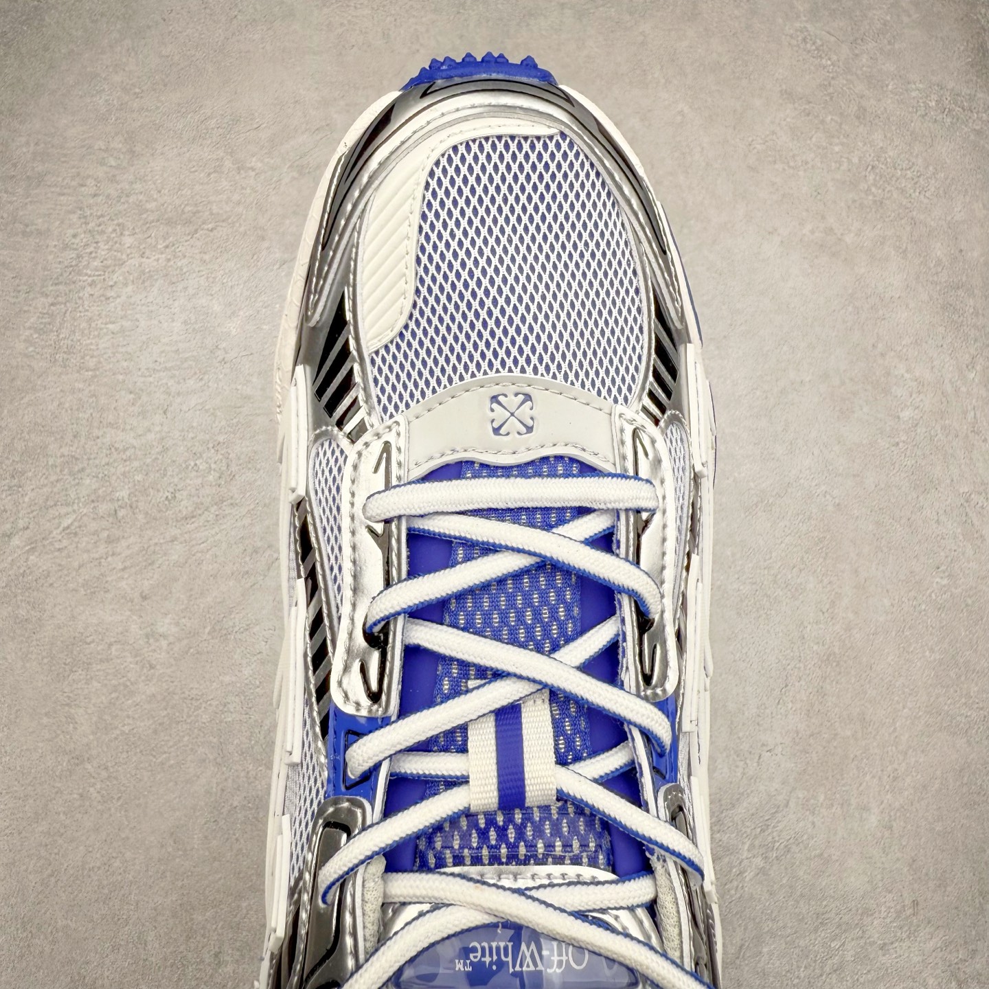 图片[4]-＃KX Off-White 2024年OW最新款跑鞋 #百分百原盒正确版 原楦原纸板数据开发 4层分离大底#鞋面采用3d立体打印和多种材料拼接而成#防滑耐磨透气性轻便跑鞋 作为曾经爆火 并且定位奢潮领域的标志性品牌 Off-White 仍需要不断更新符合当下潮流时尚的复古运动鞋款，以期收获基本盘消费者的关注 此次更新的 Off-White 新款运动鞋将经典复古老爹鞋细节设计更加夸张化 并将标志性箭头设计置于显著位置 除此之外 整个系列的色彩搭配也可谓纷繁多样 总有一款适合你 Off-White最新运动鞋款估计将在未来几个月登陆品牌专柜 喜欢的朋友切莫错过 尺码：36 37 38 39 40 41 42 43 44 45 46 47-选品中心