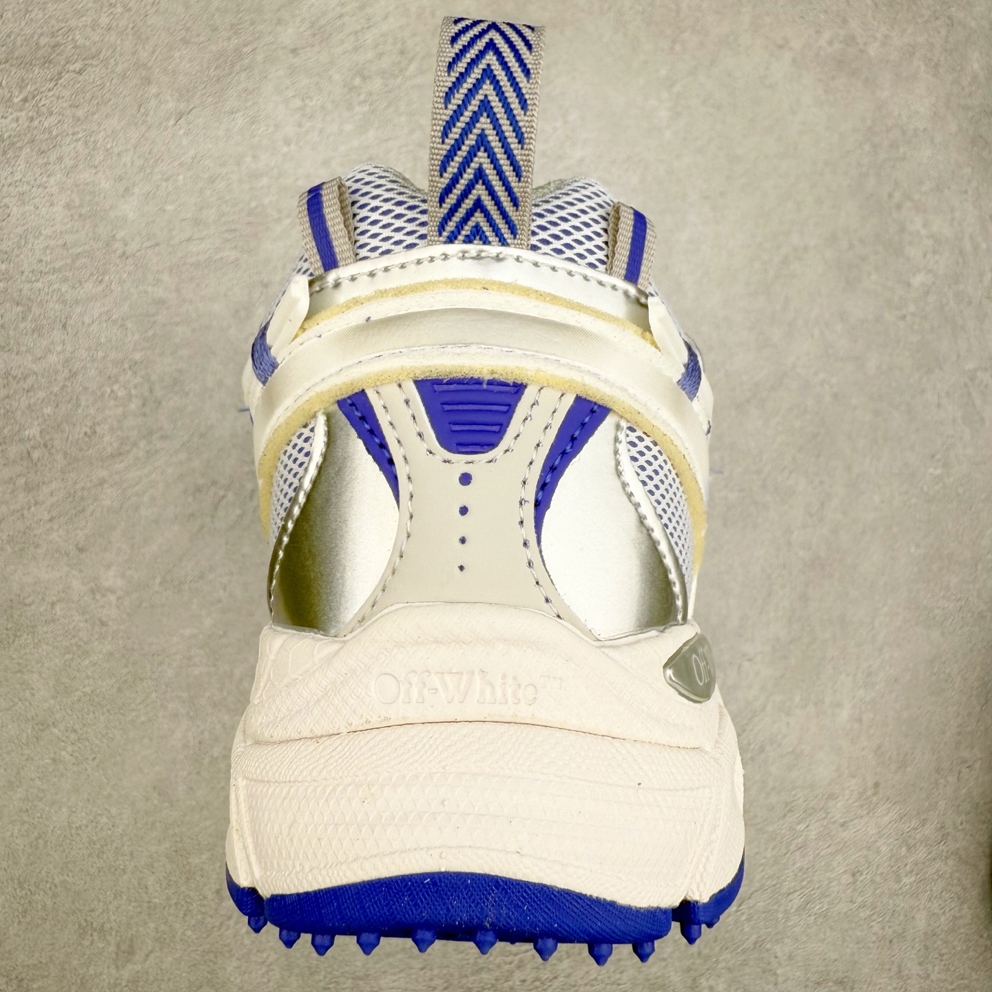 图片[8]-＃KX Off-White 2024年OW最新款跑鞋 #百分百原盒正确版 原楦原纸板数据开发 4层分离大底#鞋面采用3d立体打印和多种材料拼接而成#防滑耐磨透气性轻便跑鞋 作为曾经爆火 并且定位奢潮领域的标志性品牌 Off-White 仍需要不断更新符合当下潮流时尚的复古运动鞋款，以期收获基本盘消费者的关注 此次更新的 Off-White 新款运动鞋将经典复古老爹鞋细节设计更加夸张化 并将标志性箭头设计置于显著位置 除此之外 整个系列的色彩搭配也可谓纷繁多样 总有一款适合你 Off-White最新运动鞋款估计将在未来几个月登陆品牌专柜 喜欢的朋友切莫错过 尺码：36 37 38 39 40 41 42 43 44 45 46 47-选品中心