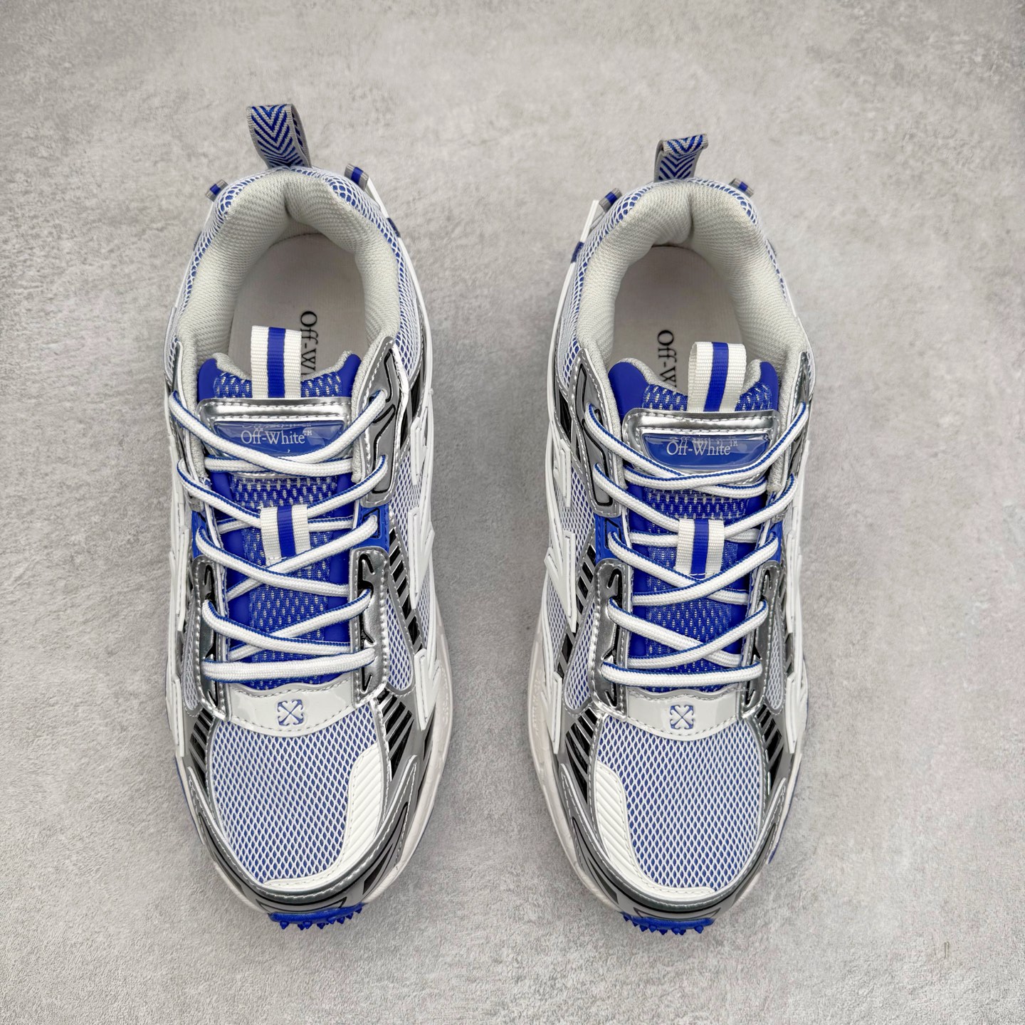 图片[2]-＃KX Off-White 2024年OW最新款跑鞋 #百分百原盒正确版 原楦原纸板数据开发 4层分离大底#鞋面采用3d立体打印和多种材料拼接而成#防滑耐磨透气性轻便跑鞋 作为曾经爆火 并且定位奢潮领域的标志性品牌 Off-White 仍需要不断更新符合当下潮流时尚的复古运动鞋款，以期收获基本盘消费者的关注 此次更新的 Off-White 新款运动鞋将经典复古老爹鞋细节设计更加夸张化 并将标志性箭头设计置于显著位置 除此之外 整个系列的色彩搭配也可谓纷繁多样 总有一款适合你 Off-White最新运动鞋款估计将在未来几个月登陆品牌专柜 喜欢的朋友切莫错过 尺码：36 37 38 39 40 41 42 43 44 45 46 47-选品中心