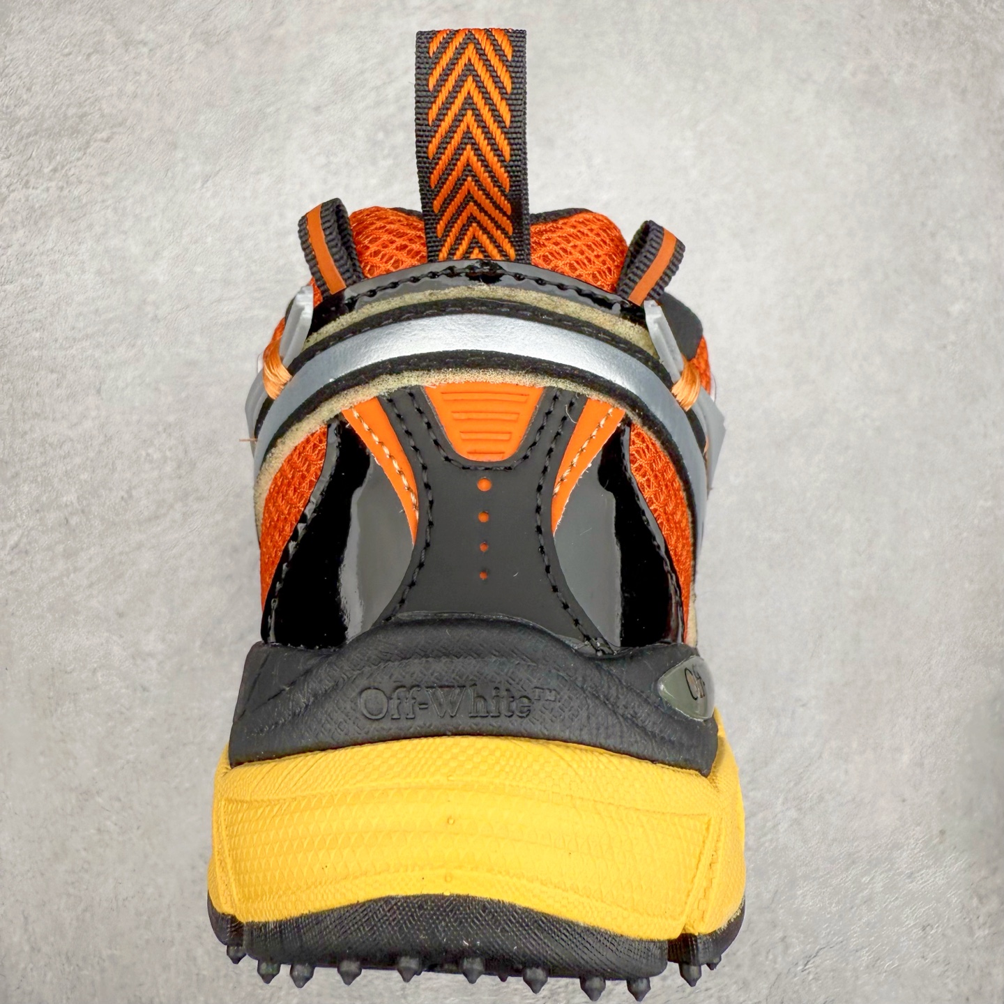 图片[8]-＃KX Off-White 2024年OW最新款跑鞋 #百分百原盒正确版 原楦原纸板数据开发 4层分离大底#鞋面采用3d立体打印和多种材料拼接而成#防滑耐磨透气性轻便跑鞋 作为曾经爆火 并且定位奢潮领域的标志性品牌 Off-White 仍需要不断更新符合当下潮流时尚的复古运动鞋款，以期收获基本盘消费者的关注 此次更新的 Off-White 新款运动鞋将经典复古老爹鞋细节设计更加夸张化 并将标志性箭头设计置于显著位置 除此之外 整个系列的色彩搭配也可谓纷繁多样 总有一款适合你 Off-White最新运动鞋款估计将在未来几个月登陆品牌专柜 喜欢的朋友切莫错过 尺码：36 37 38 39 40 41 42 43 44 45 46 47-选品中心