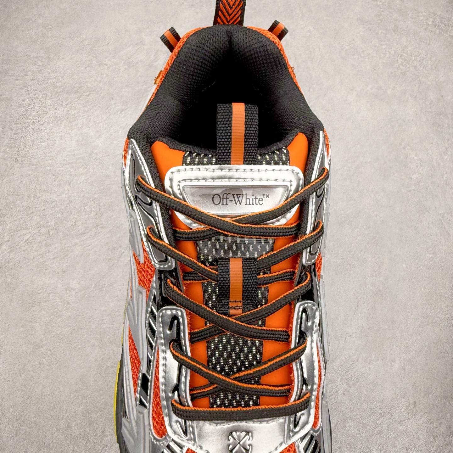 图片[5]-＃KX Off-White 2024年OW最新款跑鞋 #百分百原盒正确版 原楦原纸板数据开发 4层分离大底#鞋面采用3d立体打印和多种材料拼接而成#防滑耐磨透气性轻便跑鞋 作为曾经爆火 并且定位奢潮领域的标志性品牌 Off-White 仍需要不断更新符合当下潮流时尚的复古运动鞋款，以期收获基本盘消费者的关注 此次更新的 Off-White 新款运动鞋将经典复古老爹鞋细节设计更加夸张化 并将标志性箭头设计置于显著位置 除此之外 整个系列的色彩搭配也可谓纷繁多样 总有一款适合你 Off-White最新运动鞋款估计将在未来几个月登陆品牌专柜 喜欢的朋友切莫错过 尺码：36 37 38 39 40 41 42 43 44 45 46 47-选品中心