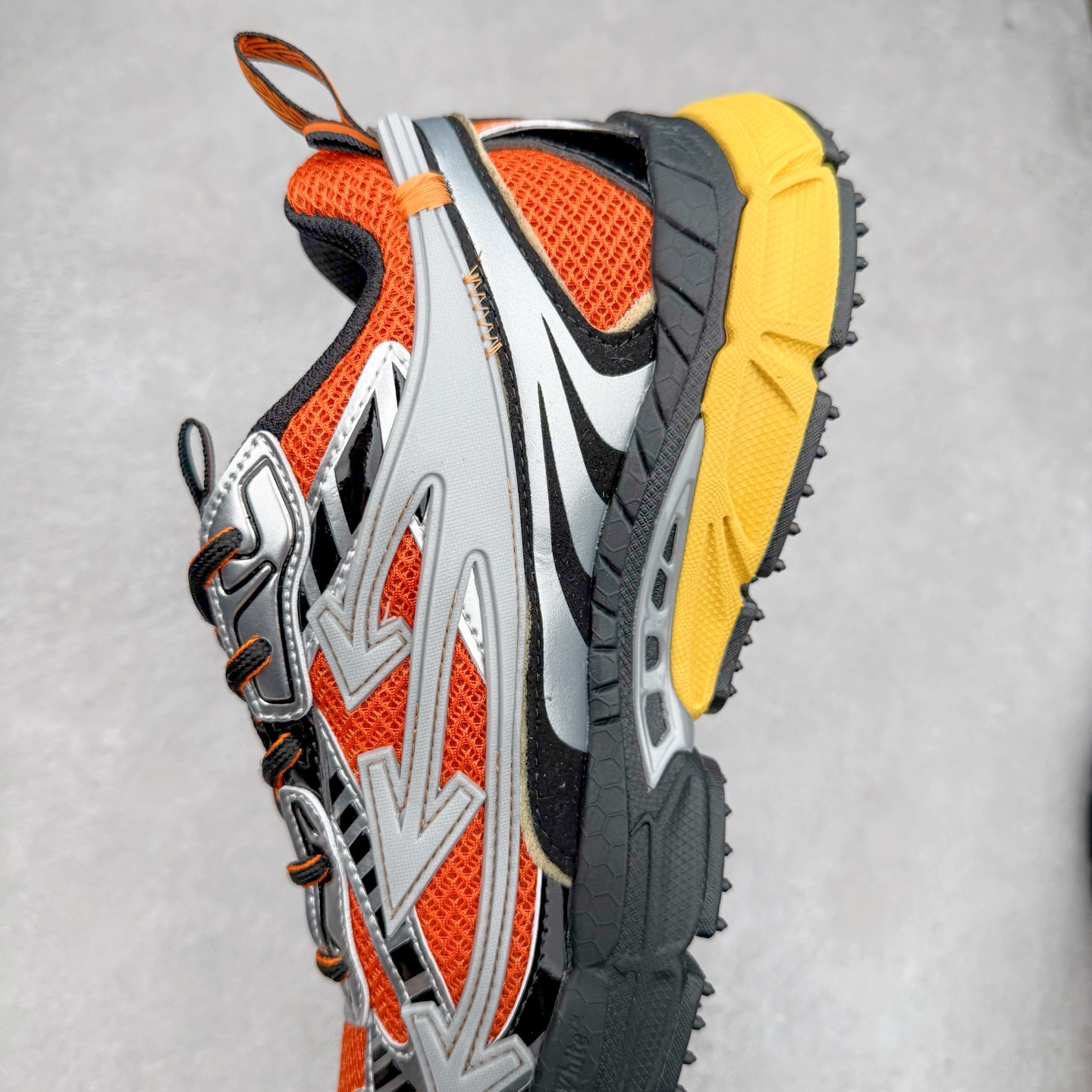 图片[7]-＃KX Off-White 2024年OW最新款跑鞋 #百分百原盒正确版 原楦原纸板数据开发 4层分离大底#鞋面采用3d立体打印和多种材料拼接而成#防滑耐磨透气性轻便跑鞋 作为曾经爆火 并且定位奢潮领域的标志性品牌 Off-White 仍需要不断更新符合当下潮流时尚的复古运动鞋款，以期收获基本盘消费者的关注 此次更新的 Off-White 新款运动鞋将经典复古老爹鞋细节设计更加夸张化 并将标志性箭头设计置于显著位置 除此之外 整个系列的色彩搭配也可谓纷繁多样 总有一款适合你 Off-White最新运动鞋款估计将在未来几个月登陆品牌专柜 喜欢的朋友切莫错过 尺码：36 37 38 39 40 41 42 43 44 45 46 47-选品中心