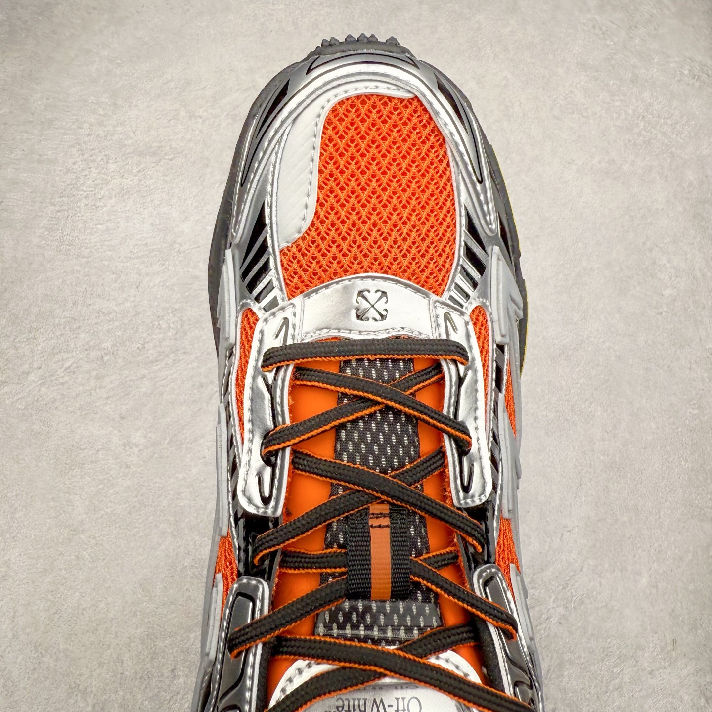 图片[4]-＃KX Off-White 2024年OW最新款跑鞋 #百分百原盒正确版 原楦原纸板数据开发 4层分离大底#鞋面采用3d立体打印和多种材料拼接而成#防滑耐磨透气性轻便跑鞋 作为曾经爆火 并且定位奢潮领域的标志性品牌 Off-White 仍需要不断更新符合当下潮流时尚的复古运动鞋款，以期收获基本盘消费者的关注 此次更新的 Off-White 新款运动鞋将经典复古老爹鞋细节设计更加夸张化 并将标志性箭头设计置于显著位置 除此之外 整个系列的色彩搭配也可谓纷繁多样 总有一款适合你 Off-White最新运动鞋款估计将在未来几个月登陆品牌专柜 喜欢的朋友切莫错过 尺码：36 37 38 39 40 41 42 43 44 45 46 47-选品中心