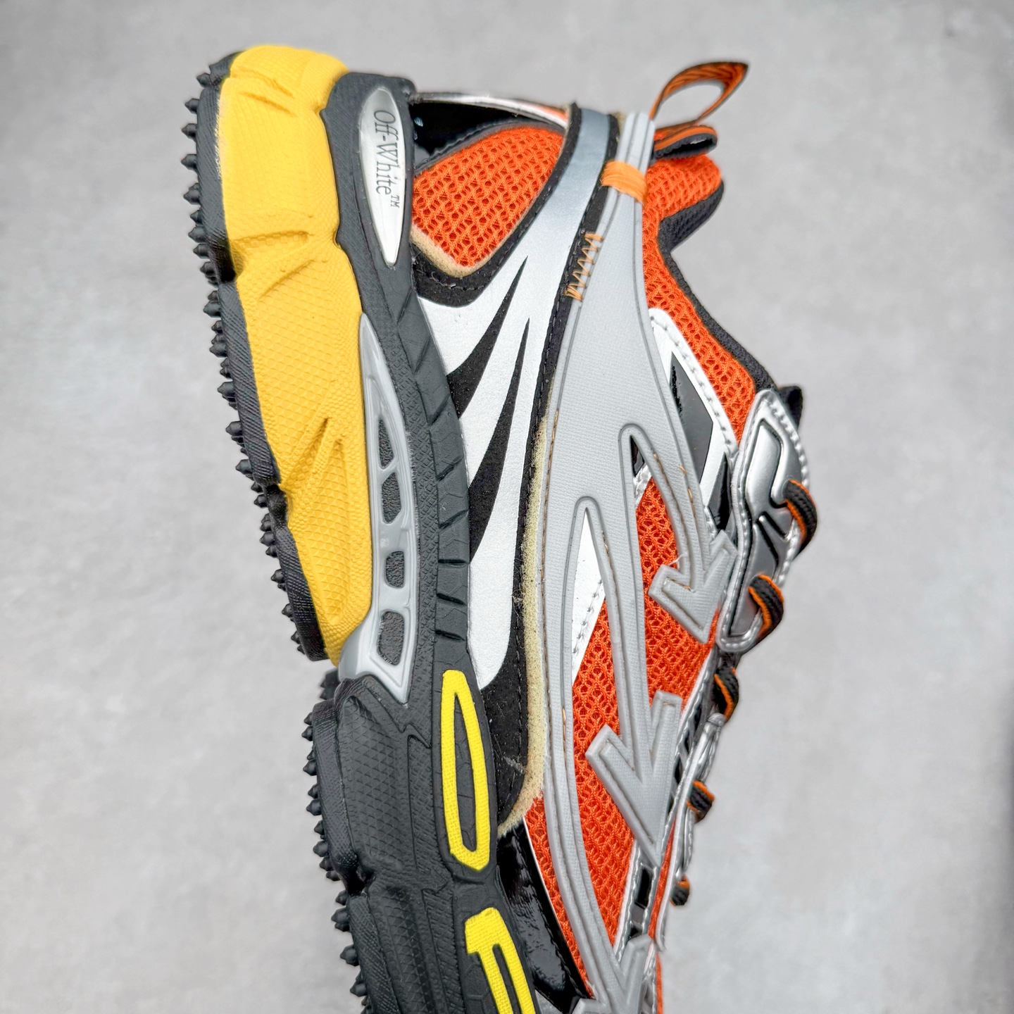 图片[6]-＃KX Off-White 2024年OW最新款跑鞋 #百分百原盒正确版 原楦原纸板数据开发 4层分离大底#鞋面采用3d立体打印和多种材料拼接而成#防滑耐磨透气性轻便跑鞋 作为曾经爆火 并且定位奢潮领域的标志性品牌 Off-White 仍需要不断更新符合当下潮流时尚的复古运动鞋款，以期收获基本盘消费者的关注 此次更新的 Off-White 新款运动鞋将经典复古老爹鞋细节设计更加夸张化 并将标志性箭头设计置于显著位置 除此之外 整个系列的色彩搭配也可谓纷繁多样 总有一款适合你 Off-White最新运动鞋款估计将在未来几个月登陆品牌专柜 喜欢的朋友切莫错过 尺码：36 37 38 39 40 41 42 43 44 45 46 47-选品中心