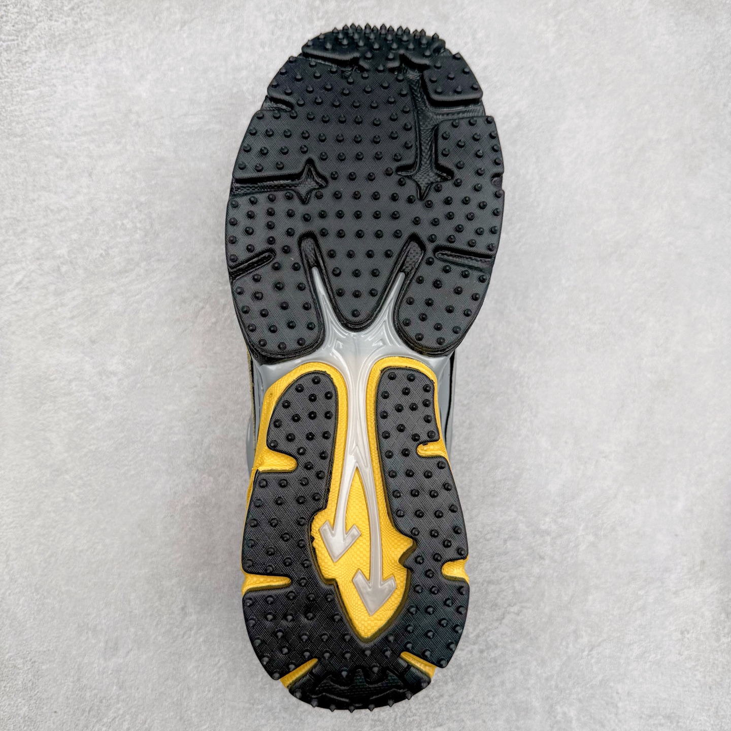 图片[9]-＃KX Off-White 2024年OW最新款跑鞋 #百分百原盒正确版 原楦原纸板数据开发 4层分离大底#鞋面采用3d立体打印和多种材料拼接而成#防滑耐磨透气性轻便跑鞋 作为曾经爆火 并且定位奢潮领域的标志性品牌 Off-White 仍需要不断更新符合当下潮流时尚的复古运动鞋款，以期收获基本盘消费者的关注 此次更新的 Off-White 新款运动鞋将经典复古老爹鞋细节设计更加夸张化 并将标志性箭头设计置于显著位置 除此之外 整个系列的色彩搭配也可谓纷繁多样 总有一款适合你 Off-White最新运动鞋款估计将在未来几个月登陆品牌专柜 喜欢的朋友切莫错过 尺码：36 37 38 39 40 41 42 43 44 45 46 47-选品中心