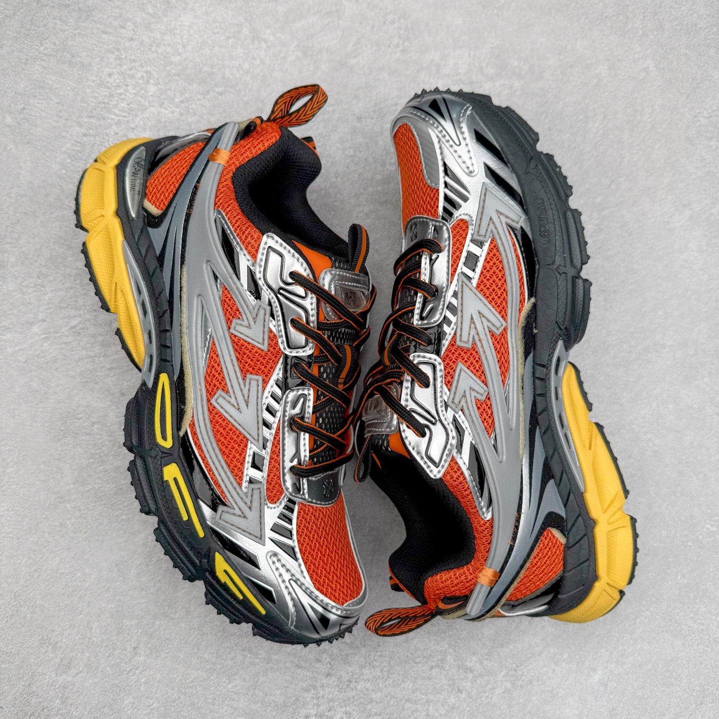 图片[3]-＃KX Off-White 2024年OW最新款跑鞋 #百分百原盒正确版 原楦原纸板数据开发 4层分离大底#鞋面采用3d立体打印和多种材料拼接而成#防滑耐磨透气性轻便跑鞋 作为曾经爆火 并且定位奢潮领域的标志性品牌 Off-White 仍需要不断更新符合当下潮流时尚的复古运动鞋款，以期收获基本盘消费者的关注 此次更新的 Off-White 新款运动鞋将经典复古老爹鞋细节设计更加夸张化 并将标志性箭头设计置于显著位置 除此之外 整个系列的色彩搭配也可谓纷繁多样 总有一款适合你 Off-White最新运动鞋款估计将在未来几个月登陆品牌专柜 喜欢的朋友切莫错过 尺码：36 37 38 39 40 41 42 43 44 45 46 47-选品中心