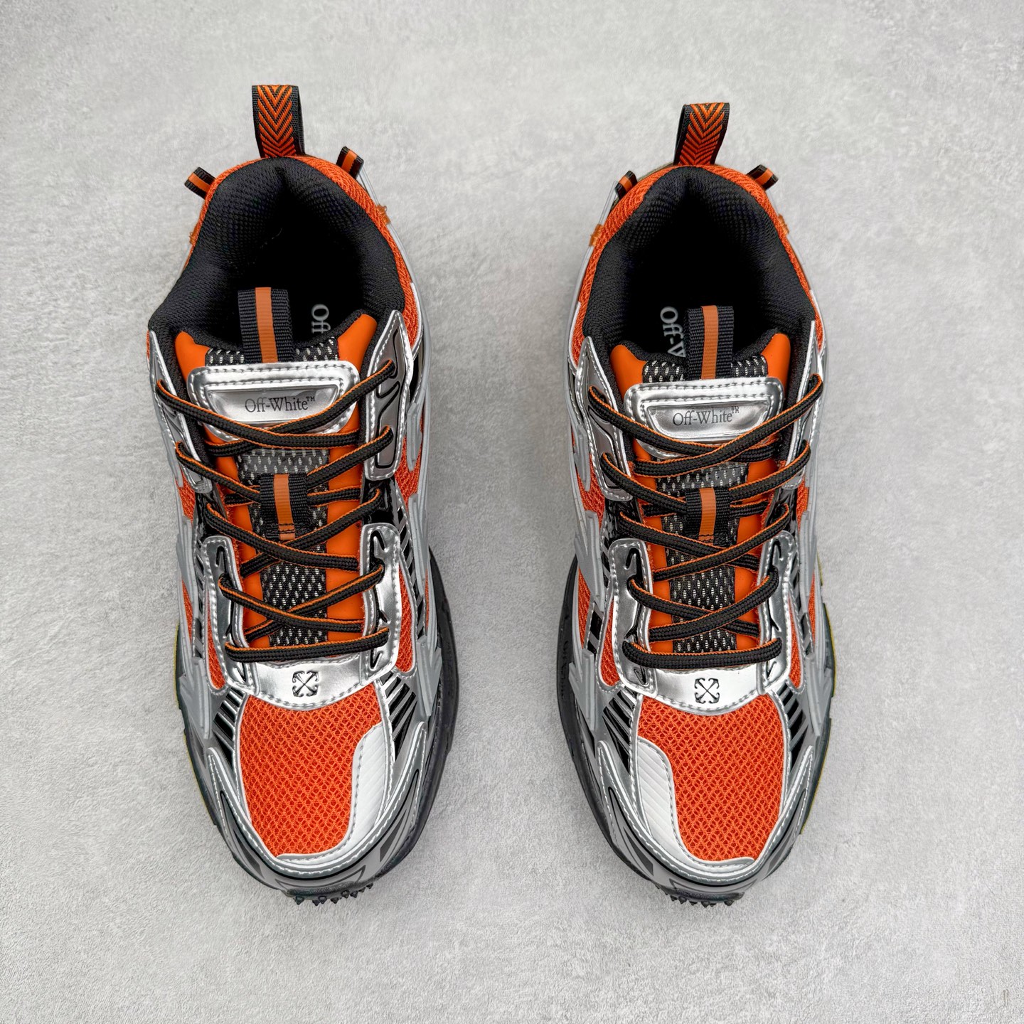 图片[2]-＃KX Off-White 2024年OW最新款跑鞋 #百分百原盒正确版 原楦原纸板数据开发 4层分离大底#鞋面采用3d立体打印和多种材料拼接而成#防滑耐磨透气性轻便跑鞋 作为曾经爆火 并且定位奢潮领域的标志性品牌 Off-White 仍需要不断更新符合当下潮流时尚的复古运动鞋款，以期收获基本盘消费者的关注 此次更新的 Off-White 新款运动鞋将经典复古老爹鞋细节设计更加夸张化 并将标志性箭头设计置于显著位置 除此之外 整个系列的色彩搭配也可谓纷繁多样 总有一款适合你 Off-White最新运动鞋款估计将在未来几个月登陆品牌专柜 喜欢的朋友切莫错过 尺码：36 37 38 39 40 41 42 43 44 45 46 47-选品中心