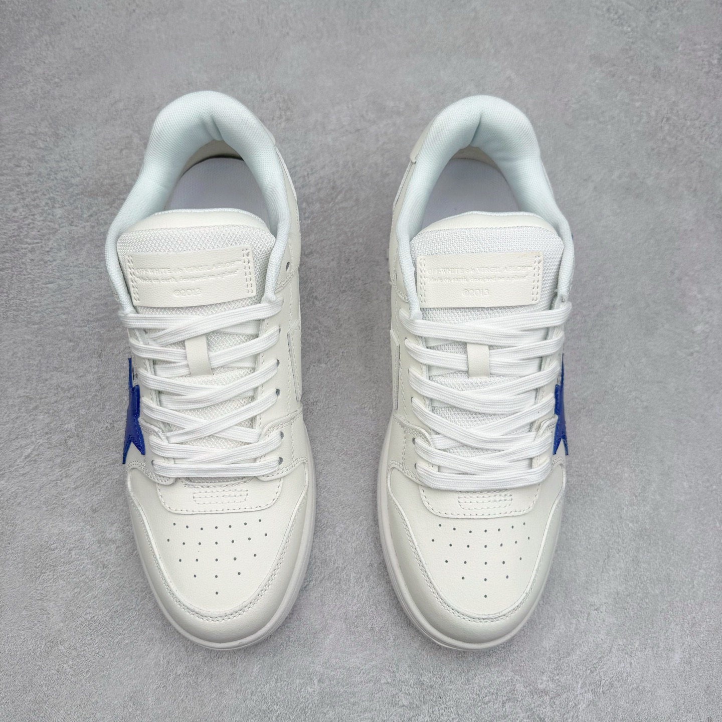 图片[2]-＃KX OFF-WHITE Out Of Office OW低帮时尚板鞋 全套原楦原纸版原鞋开模 全网最正确的版型 独家私模大底 最大开发至46码 大厂出品 细节到位 官方原盒原配 100加配色陆更新 终端控货 优势供应 续众明星上脚 由经典配色打造 箭头符号、ZipTie 标签、1ogo印花等经典元素皆在此呈现 让人一眼明了 Off-White 的潮流身份 单品以黑白配色皮质制成 饰有品牌标志性 zip Tie 束线带吊牌 侧面饰有 Arrows 图案 展现出品牌对街头风格的偏爱 尺码：36 37 38 39 40 41 42 43 44 45 46-选品中心