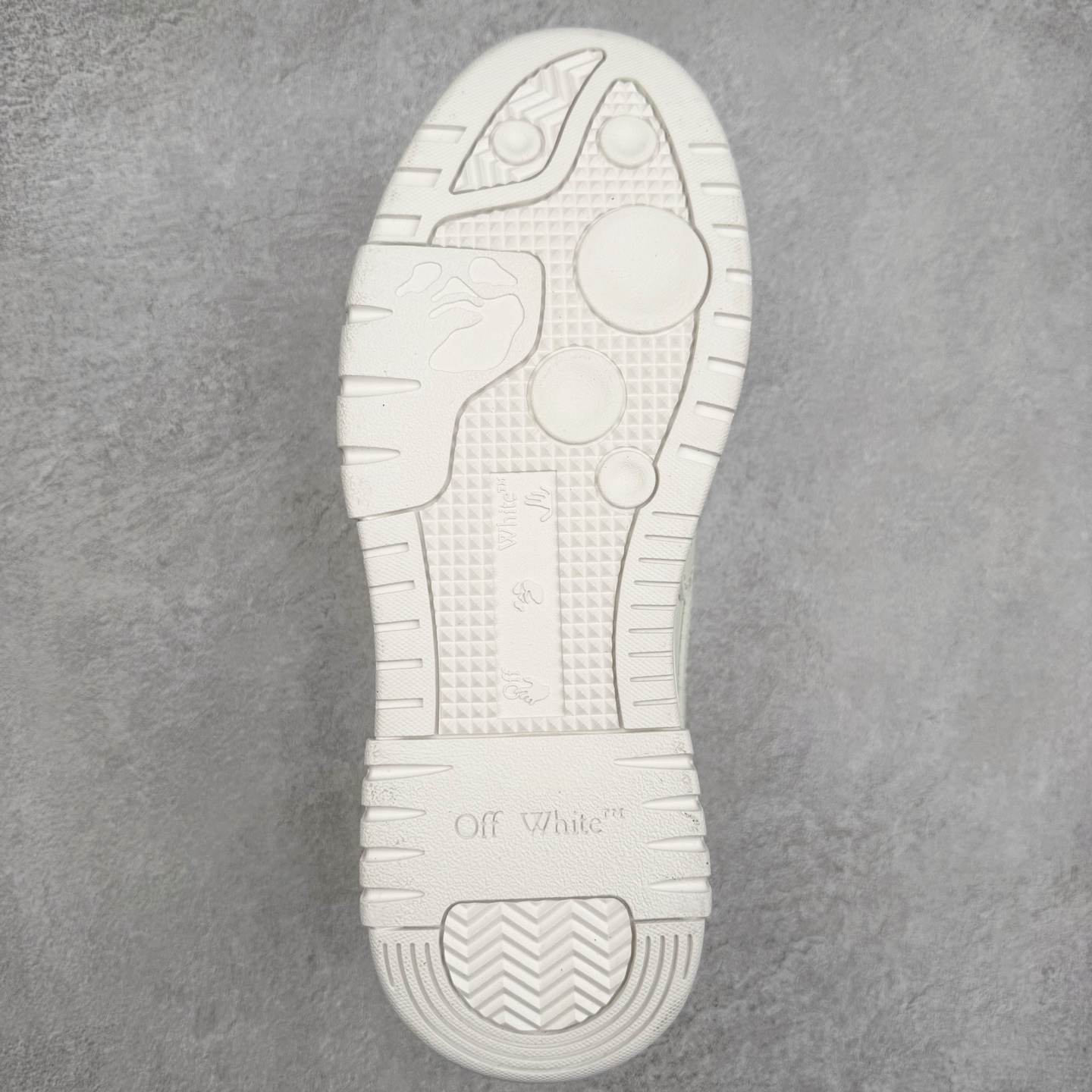 图片[9]-＃KX OFF-WHITE Out Of Office OW低帮时尚板鞋 全套原楦原纸版原鞋开模 全网最正确的版型 独家私模大底 最大开发至46码 大厂出品 细节到位 官方原盒原配 100加配色陆更新 终端控货 优势供应 续众明星上脚 由经典配色打造 箭头符号、ZipTie 标签、1ogo印花等经典元素皆在此呈现 让人一眼明了 Off-White 的潮流身份 单品以黑白配色皮质制成 饰有品牌标志性 zip Tie 束线带吊牌 侧面饰有 Arrows 图案 展现出品牌对街头风格的偏爱 尺码：36 37 38 39 40 41 42 43 44 45 46-选品中心