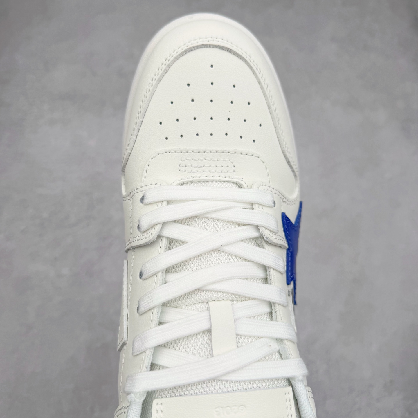 图片[4]-＃KX OFF-WHITE Out Of Office OW低帮时尚板鞋 全套原楦原纸版原鞋开模 全网最正确的版型 独家私模大底 最大开发至46码 大厂出品 细节到位 官方原盒原配 100加配色陆更新 终端控货 优势供应 续众明星上脚 由经典配色打造 箭头符号、ZipTie 标签、1ogo印花等经典元素皆在此呈现 让人一眼明了 Off-White 的潮流身份 单品以黑白配色皮质制成 饰有品牌标志性 zip Tie 束线带吊牌 侧面饰有 Arrows 图案 展现出品牌对街头风格的偏爱 尺码：36 37 38 39 40 41 42 43 44 45 46-选品中心