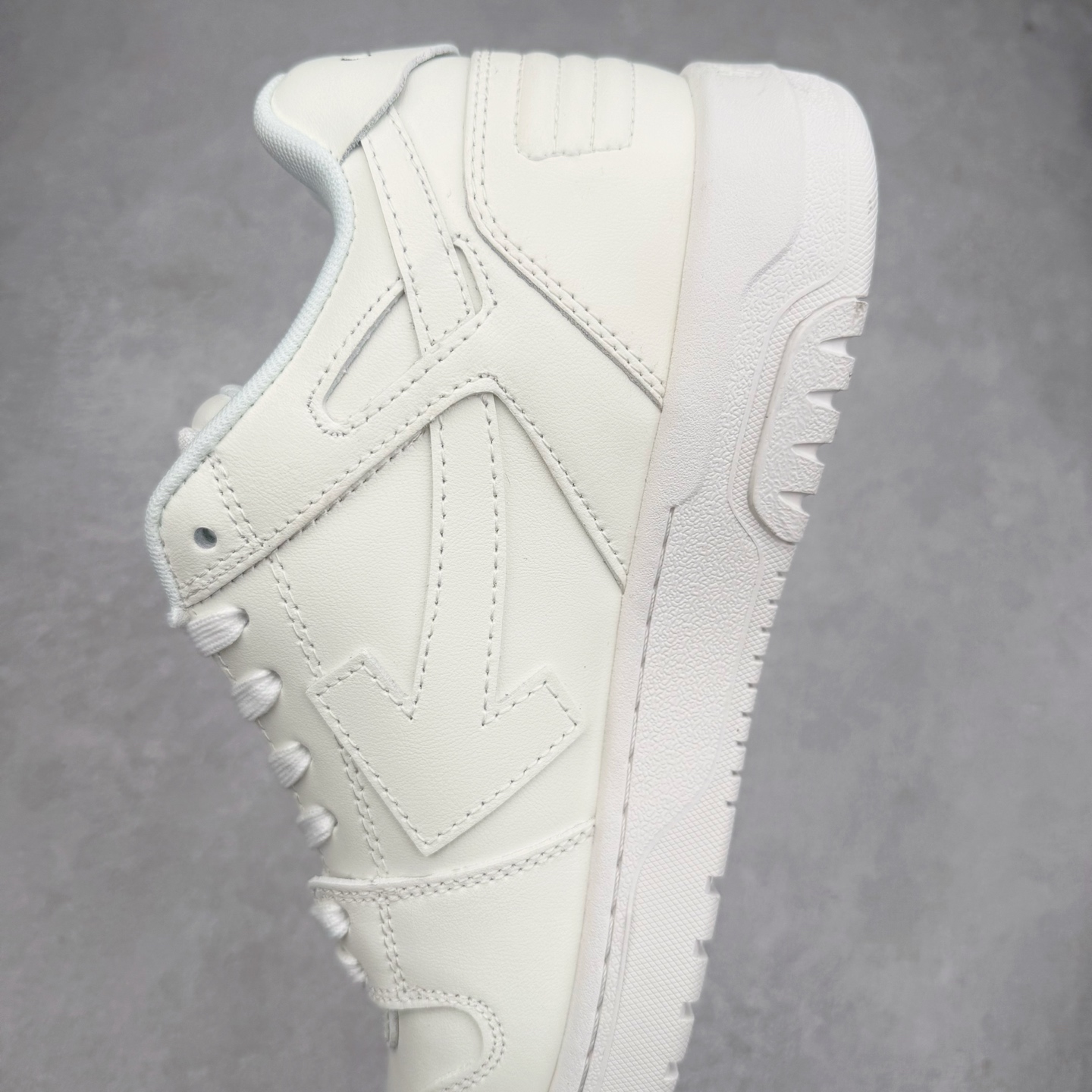 图片[7]-＃KX OFF-WHITE Out Of Office OW低帮时尚板鞋 全套原楦原纸版原鞋开模 全网最正确的版型 独家私模大底 最大开发至46码 大厂出品 细节到位 官方原盒原配 100加配色陆更新 终端控货 优势供应 续众明星上脚 由经典配色打造 箭头符号、ZipTie 标签、1ogo印花等经典元素皆在此呈现 让人一眼明了 Off-White 的潮流身份 单品以黑白配色皮质制成 饰有品牌标志性 zip Tie 束线带吊牌 侧面饰有 Arrows 图案 展现出品牌对街头风格的偏爱 尺码：36 37 38 39 40 41 42 43 44 45 46-选品中心