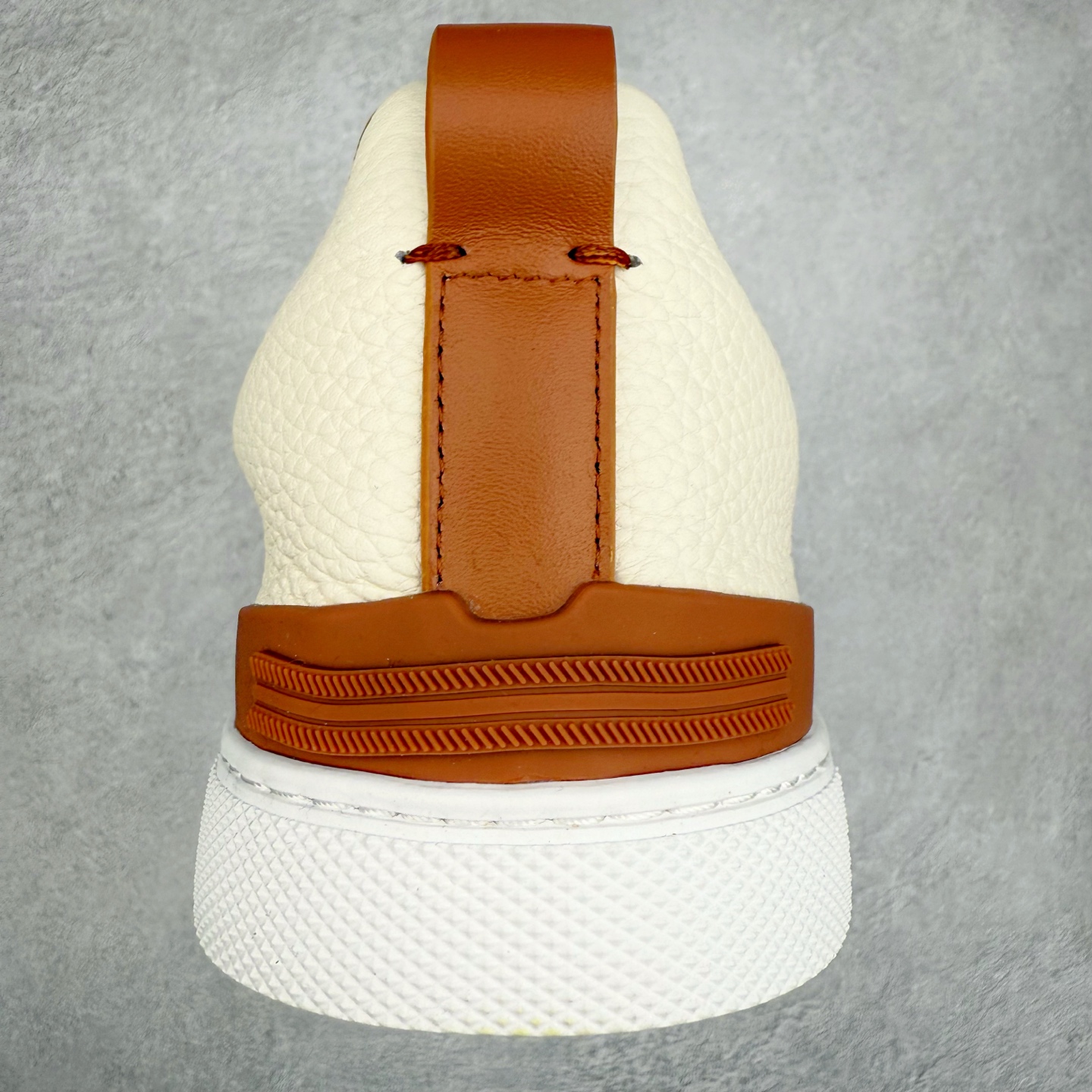 图片[8]-＃零售版 Zegna Triple Stitch 杰尼亚皮革 圆头平底 低帮低帮运动鞋 摔花纹牛皮制成，饰以丰富的工艺细节，如骆马红棕色皮革嵌饰和手绘饰边。此优雅材质令这款动感十足的运动鞋转变为精致的休闲单品。耐用的橡胶鞋底可探索城市街道提供所有需的支持。版型和产品细节：摔花纹牛皮面料，双色宽罗纹针织鞋带满足不同场合搭配不同风格，小牛皮内裡，鞋垫。内底、徽标压纹皮革中底，高弹力记忆鞋垫和超轻橡胶人字纹防滑鞋底，穿着舒服不凡。鞋底周圈加车大底边线。显得匠心十足。尺码：39 40 41 42 43 44 45 46-选品中心