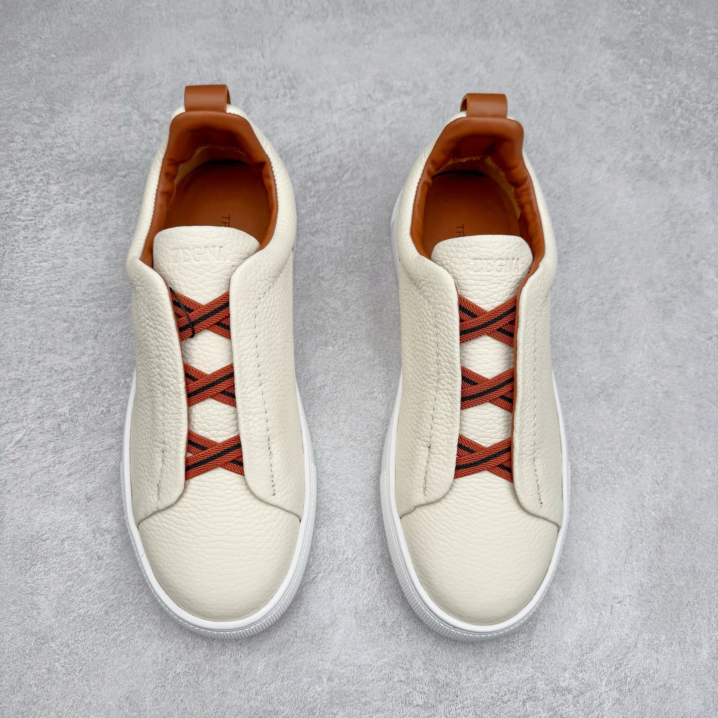 图片[2]-＃零售版 Zegna Triple Stitch 杰尼亚皮革 圆头平底 低帮低帮运动鞋 摔花纹牛皮制成，饰以丰富的工艺细节，如骆马红棕色皮革嵌饰和手绘饰边。此优雅材质令这款动感十足的运动鞋转变为精致的休闲单品。耐用的橡胶鞋底可探索城市街道提供所有需的支持。版型和产品细节：摔花纹牛皮面料，双色宽罗纹针织鞋带满足不同场合搭配不同风格，小牛皮内裡，鞋垫。内底、徽标压纹皮革中底，高弹力记忆鞋垫和超轻橡胶人字纹防滑鞋底，穿着舒服不凡。鞋底周圈加车大底边线。显得匠心十足。尺码：39 40 41 42 43 44 45 46-选品中心