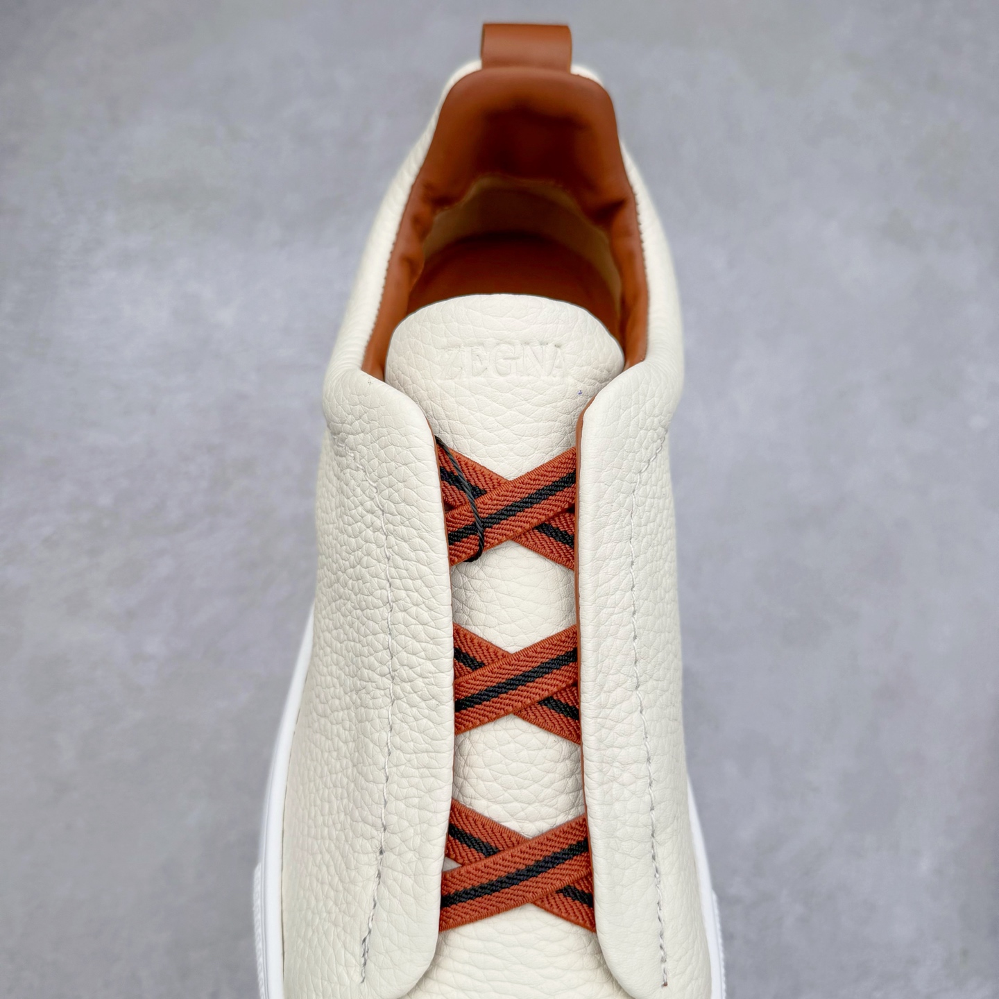 图片[5]-＃零售版 Zegna Triple Stitch 杰尼亚皮革 圆头平底 低帮低帮运动鞋 摔花纹牛皮制成，饰以丰富的工艺细节，如骆马红棕色皮革嵌饰和手绘饰边。此优雅材质令这款动感十足的运动鞋转变为精致的休闲单品。耐用的橡胶鞋底可探索城市街道提供所有需的支持。版型和产品细节：摔花纹牛皮面料，双色宽罗纹针织鞋带满足不同场合搭配不同风格，小牛皮内裡，鞋垫。内底、徽标压纹皮革中底，高弹力记忆鞋垫和超轻橡胶人字纹防滑鞋底，穿着舒服不凡。鞋底周圈加车大底边线。显得匠心十足。尺码：39 40 41 42 43 44 45 46-选品中心