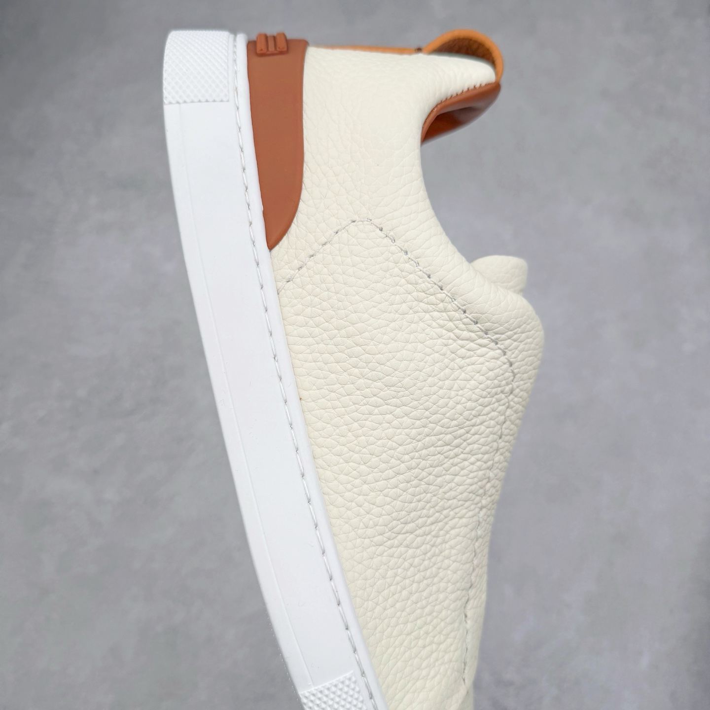 图片[6]-＃零售版 Zegna Triple Stitch 杰尼亚皮革 圆头平底 低帮低帮运动鞋 摔花纹牛皮制成，饰以丰富的工艺细节，如骆马红棕色皮革嵌饰和手绘饰边。此优雅材质令这款动感十足的运动鞋转变为精致的休闲单品。耐用的橡胶鞋底可探索城市街道提供所有需的支持。版型和产品细节：摔花纹牛皮面料，双色宽罗纹针织鞋带满足不同场合搭配不同风格，小牛皮内裡，鞋垫。内底、徽标压纹皮革中底，高弹力记忆鞋垫和超轻橡胶人字纹防滑鞋底，穿着舒服不凡。鞋底周圈加车大底边线。显得匠心十足。尺码：39 40 41 42 43 44 45 46-选品中心