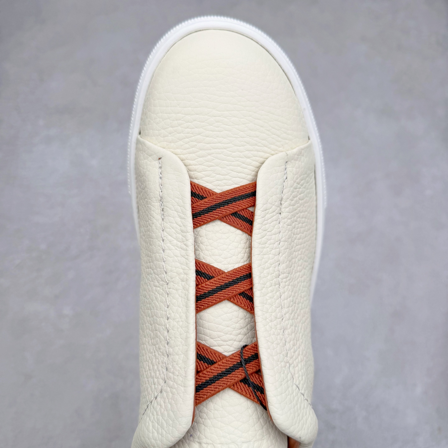 图片[4]-＃零售版 Zegna Triple Stitch 杰尼亚皮革 圆头平底 低帮低帮运动鞋 摔花纹牛皮制成，饰以丰富的工艺细节，如骆马红棕色皮革嵌饰和手绘饰边。此优雅材质令这款动感十足的运动鞋转变为精致的休闲单品。耐用的橡胶鞋底可探索城市街道提供所有需的支持。版型和产品细节：摔花纹牛皮面料，双色宽罗纹针织鞋带满足不同场合搭配不同风格，小牛皮内裡，鞋垫。内底、徽标压纹皮革中底，高弹力记忆鞋垫和超轻橡胶人字纹防滑鞋底，穿着舒服不凡。鞋底周圈加车大底边线。显得匠心十足。尺码：39 40 41 42 43 44 45 46-选品中心