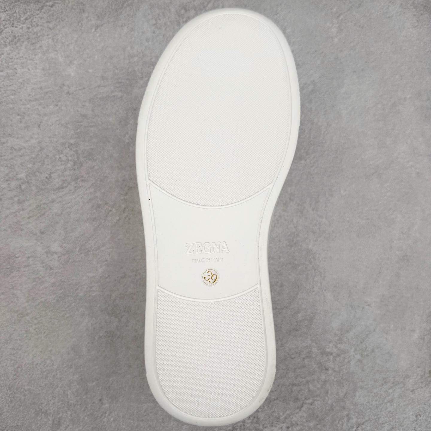 图片[9]-＃零售版 Zegna Triple Stitch 杰尼亚皮革 圆头平底 低帮低帮运动鞋 摔花纹牛皮制成，饰以丰富的工艺细节，如骆马红棕色皮革嵌饰和手绘饰边。此优雅材质令这款动感十足的运动鞋转变为精致的休闲单品。耐用的橡胶鞋底可探索城市街道提供所有需的支持。版型和产品细节：摔花纹牛皮面料，双色宽罗纹针织鞋带满足不同场合搭配不同风格，小牛皮内裡，鞋垫。内底、徽标压纹皮革中底，高弹力记忆鞋垫和超轻橡胶人字纹防滑鞋底，穿着舒服不凡。鞋底周圈加车大底边线。显得匠心十足。尺码：39 40 41 42 43 44 45 46-选品中心