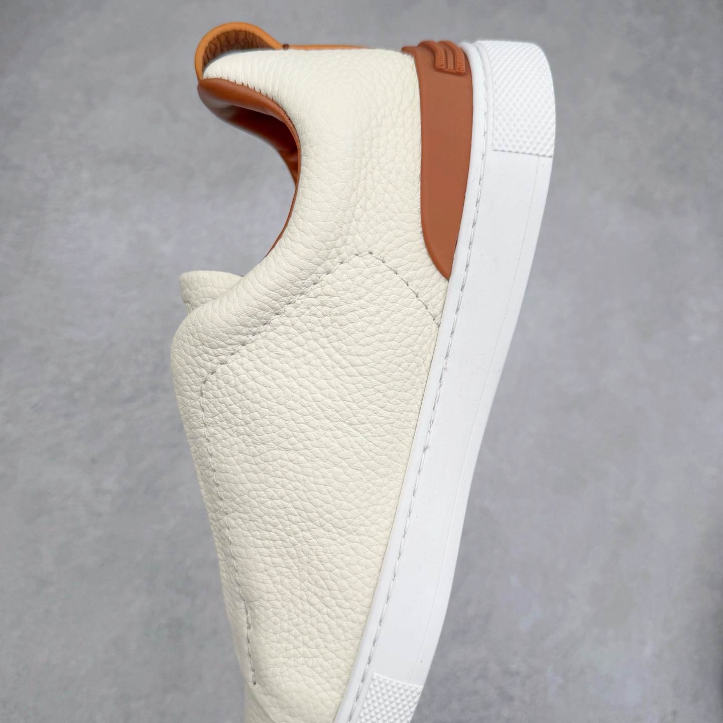 图片[7]-＃零售版 Zegna Triple Stitch 杰尼亚皮革 圆头平底 低帮低帮运动鞋 摔花纹牛皮制成，饰以丰富的工艺细节，如骆马红棕色皮革嵌饰和手绘饰边。此优雅材质令这款动感十足的运动鞋转变为精致的休闲单品。耐用的橡胶鞋底可探索城市街道提供所有需的支持。版型和产品细节：摔花纹牛皮面料，双色宽罗纹针织鞋带满足不同场合搭配不同风格，小牛皮内裡，鞋垫。内底、徽标压纹皮革中底，高弹力记忆鞋垫和超轻橡胶人字纹防滑鞋底，穿着舒服不凡。鞋底周圈加车大底边线。显得匠心十足。尺码：39 40 41 42 43 44 45 46-选品中心