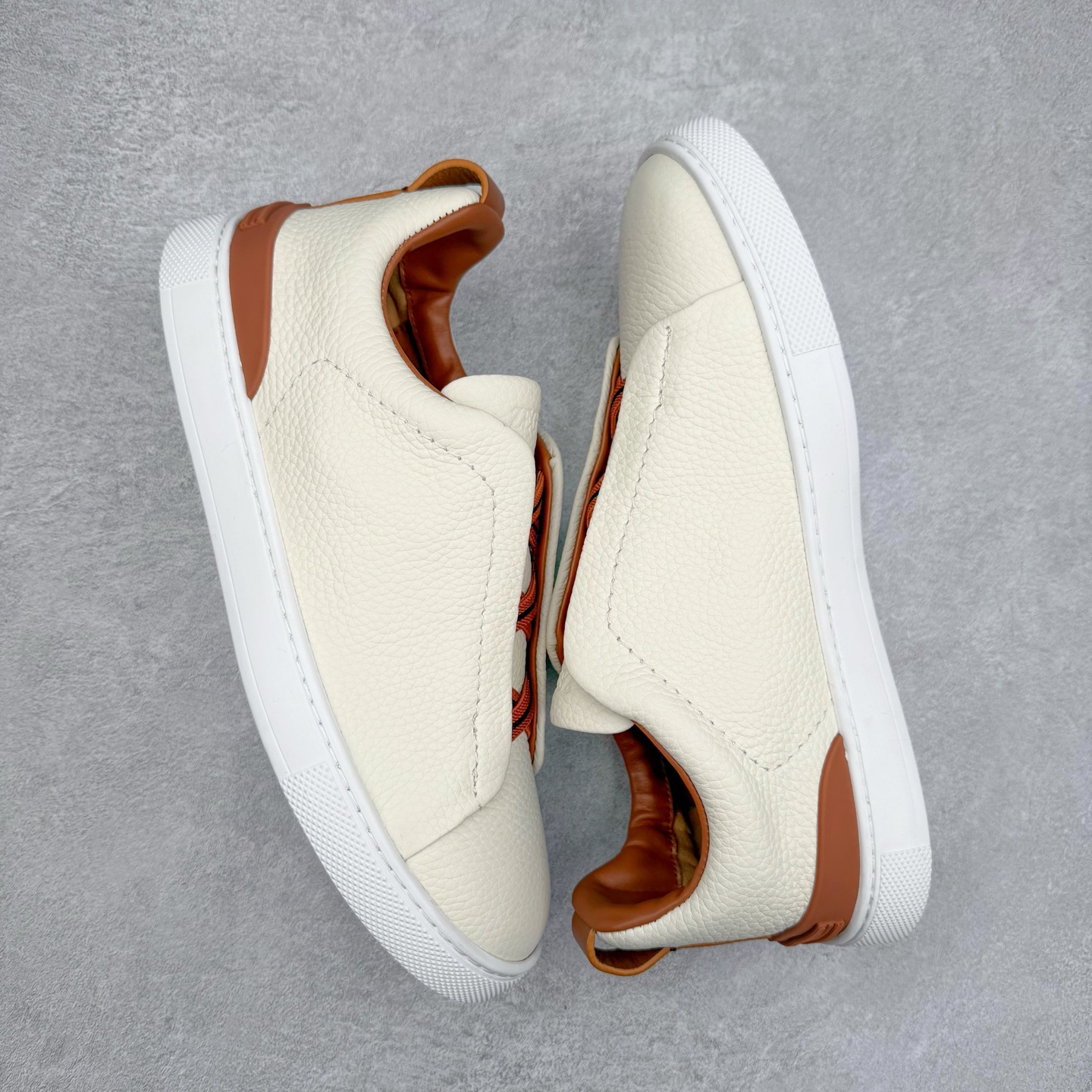 图片[3]-＃零售版 Zegna Triple Stitch 杰尼亚皮革 圆头平底 低帮低帮运动鞋 摔花纹牛皮制成，饰以丰富的工艺细节，如骆马红棕色皮革嵌饰和手绘饰边。此优雅材质令这款动感十足的运动鞋转变为精致的休闲单品。耐用的橡胶鞋底可探索城市街道提供所有需的支持。版型和产品细节：摔花纹牛皮面料，双色宽罗纹针织鞋带满足不同场合搭配不同风格，小牛皮内裡，鞋垫。内底、徽标压纹皮革中底，高弹力记忆鞋垫和超轻橡胶人字纹防滑鞋底，穿着舒服不凡。鞋底周圈加车大底边线。显得匠心十足。尺码：39 40 41 42 43 44 45 46-选品中心