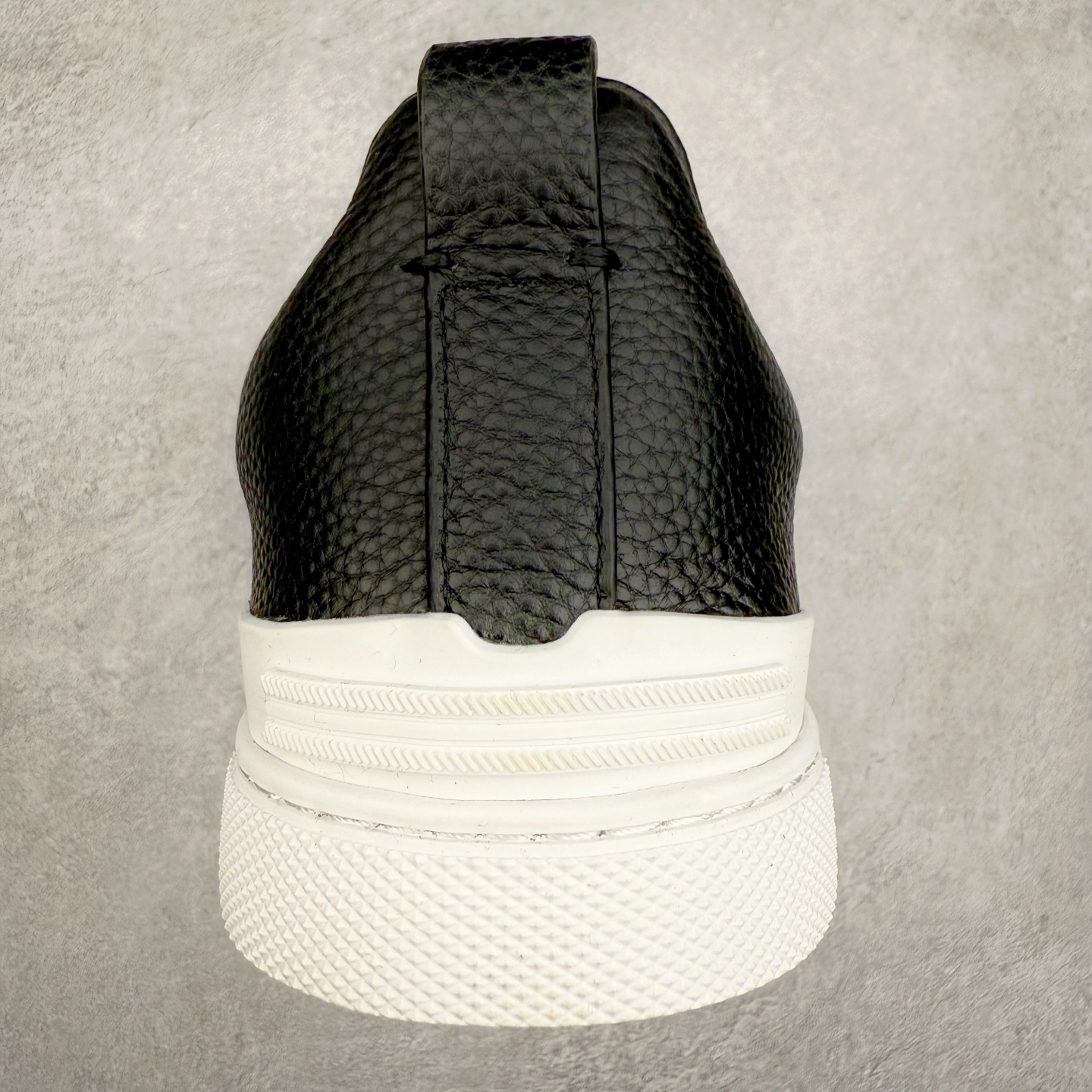 图片[8]-＃零售版 Zegna Triple Stitch 杰尼亚皮革 圆头平底 低帮低帮运动鞋 摔花纹牛皮制成，饰以丰富的工艺细节，如骆马红棕色皮革嵌饰和手绘饰边。此优雅材质令这款动感十足的运动鞋转变为精致的休闲单品。耐用的橡胶鞋底可探索城市街道提供所有需的支持。版型和产品细节：摔花纹牛皮面料，双色宽罗纹针织鞋带满足不同场合搭配不同风格，小牛皮内裡，鞋垫。内底、徽标压纹皮革中底，高弹力记忆鞋垫和超轻橡胶人字纹防滑鞋底，穿着舒服不凡。鞋底周圈加车大底边线。显得匠心十足。尺码：39 40 41 42 43 44 45 46-选品中心