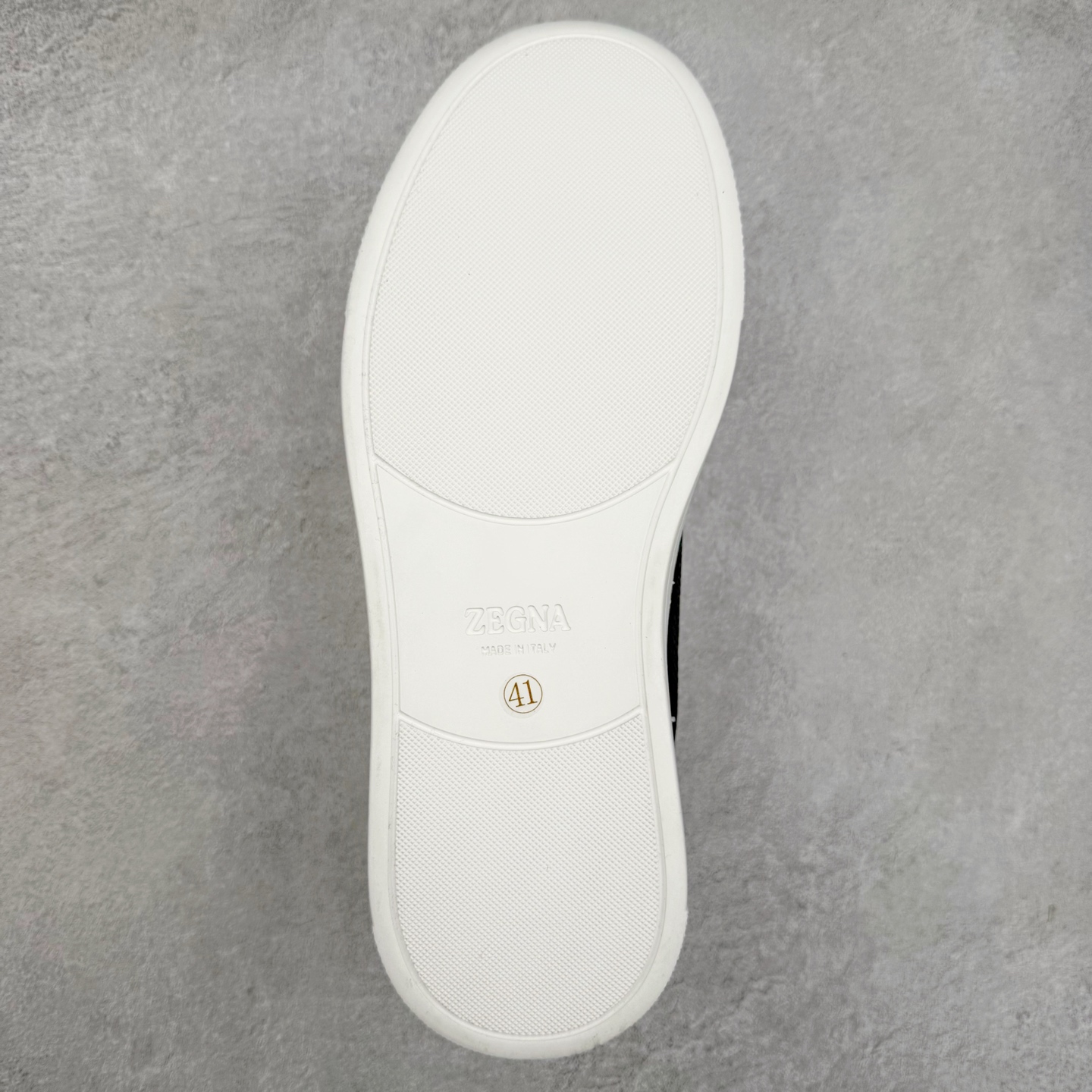 图片[9]-＃零售版 Zegna Triple Stitch 杰尼亚皮革 圆头平底 低帮低帮运动鞋 摔花纹牛皮制成，饰以丰富的工艺细节，如骆马红棕色皮革嵌饰和手绘饰边。此优雅材质令这款动感十足的运动鞋转变为精致的休闲单品。耐用的橡胶鞋底可探索城市街道提供所有需的支持。版型和产品细节：摔花纹牛皮面料，双色宽罗纹针织鞋带满足不同场合搭配不同风格，小牛皮内裡，鞋垫。内底、徽标压纹皮革中底，高弹力记忆鞋垫和超轻橡胶人字纹防滑鞋底，穿着舒服不凡。鞋底周圈加车大底边线。显得匠心十足。尺码：39 40 41 42 43 44 45 46-选品中心