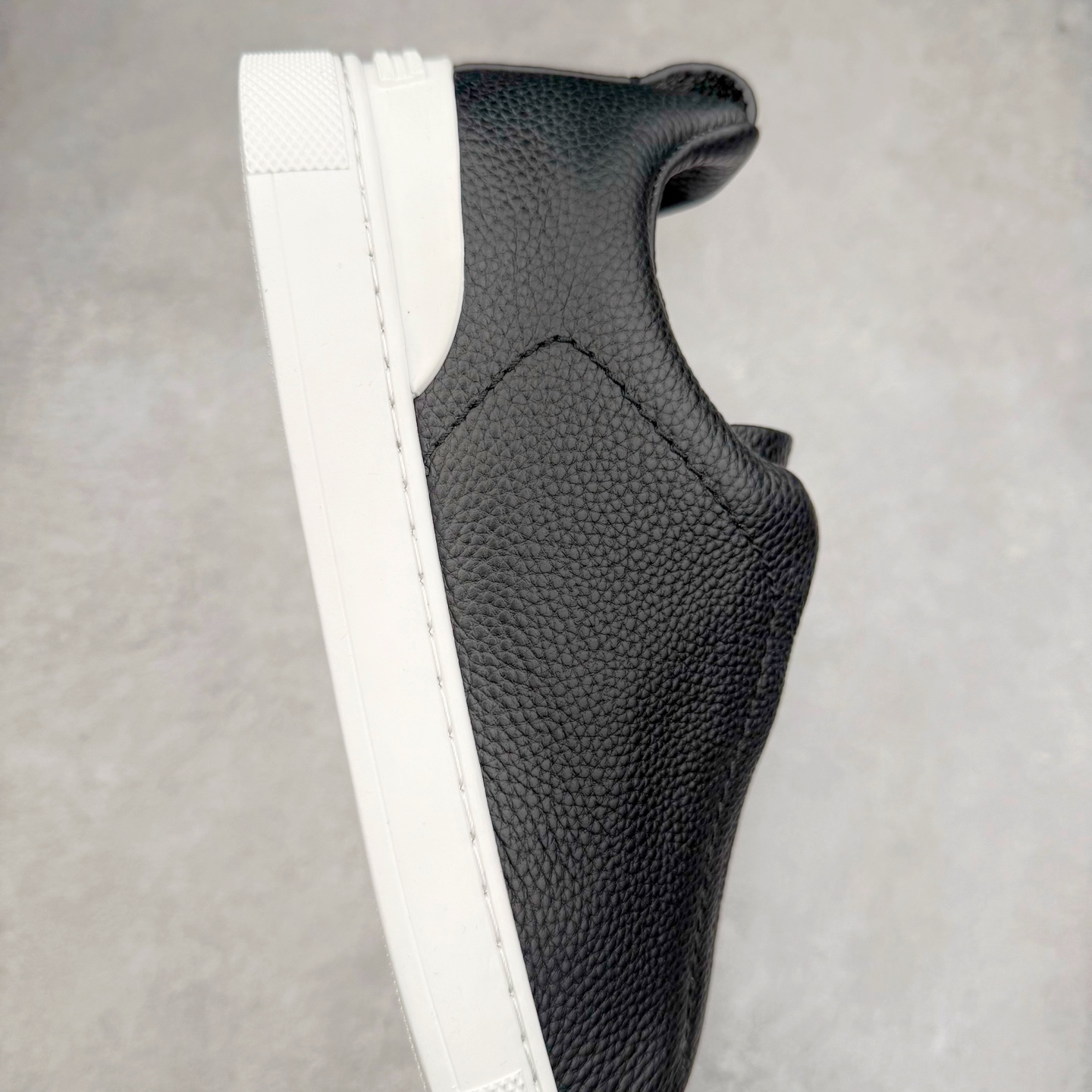 图片[6]-＃零售版 Zegna Triple Stitch 杰尼亚皮革 圆头平底 低帮低帮运动鞋 摔花纹牛皮制成，饰以丰富的工艺细节，如骆马红棕色皮革嵌饰和手绘饰边。此优雅材质令这款动感十足的运动鞋转变为精致的休闲单品。耐用的橡胶鞋底可探索城市街道提供所有需的支持。版型和产品细节：摔花纹牛皮面料，双色宽罗纹针织鞋带满足不同场合搭配不同风格，小牛皮内裡，鞋垫。内底、徽标压纹皮革中底，高弹力记忆鞋垫和超轻橡胶人字纹防滑鞋底，穿着舒服不凡。鞋底周圈加车大底边线。显得匠心十足。尺码：39 40 41 42 43 44 45 46-选品中心