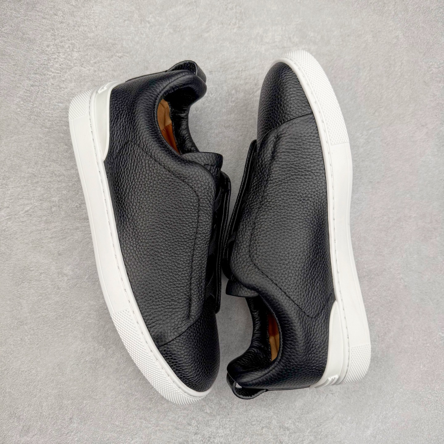 图片[3]-＃零售版 Zegna Triple Stitch 杰尼亚皮革 圆头平底 低帮低帮运动鞋 摔花纹牛皮制成，饰以丰富的工艺细节，如骆马红棕色皮革嵌饰和手绘饰边。此优雅材质令这款动感十足的运动鞋转变为精致的休闲单品。耐用的橡胶鞋底可探索城市街道提供所有需的支持。版型和产品细节：摔花纹牛皮面料，双色宽罗纹针织鞋带满足不同场合搭配不同风格，小牛皮内裡，鞋垫。内底、徽标压纹皮革中底，高弹力记忆鞋垫和超轻橡胶人字纹防滑鞋底，穿着舒服不凡。鞋底周圈加车大底边线。显得匠心十足。尺码：39 40 41 42 43 44 45 46-选品中心