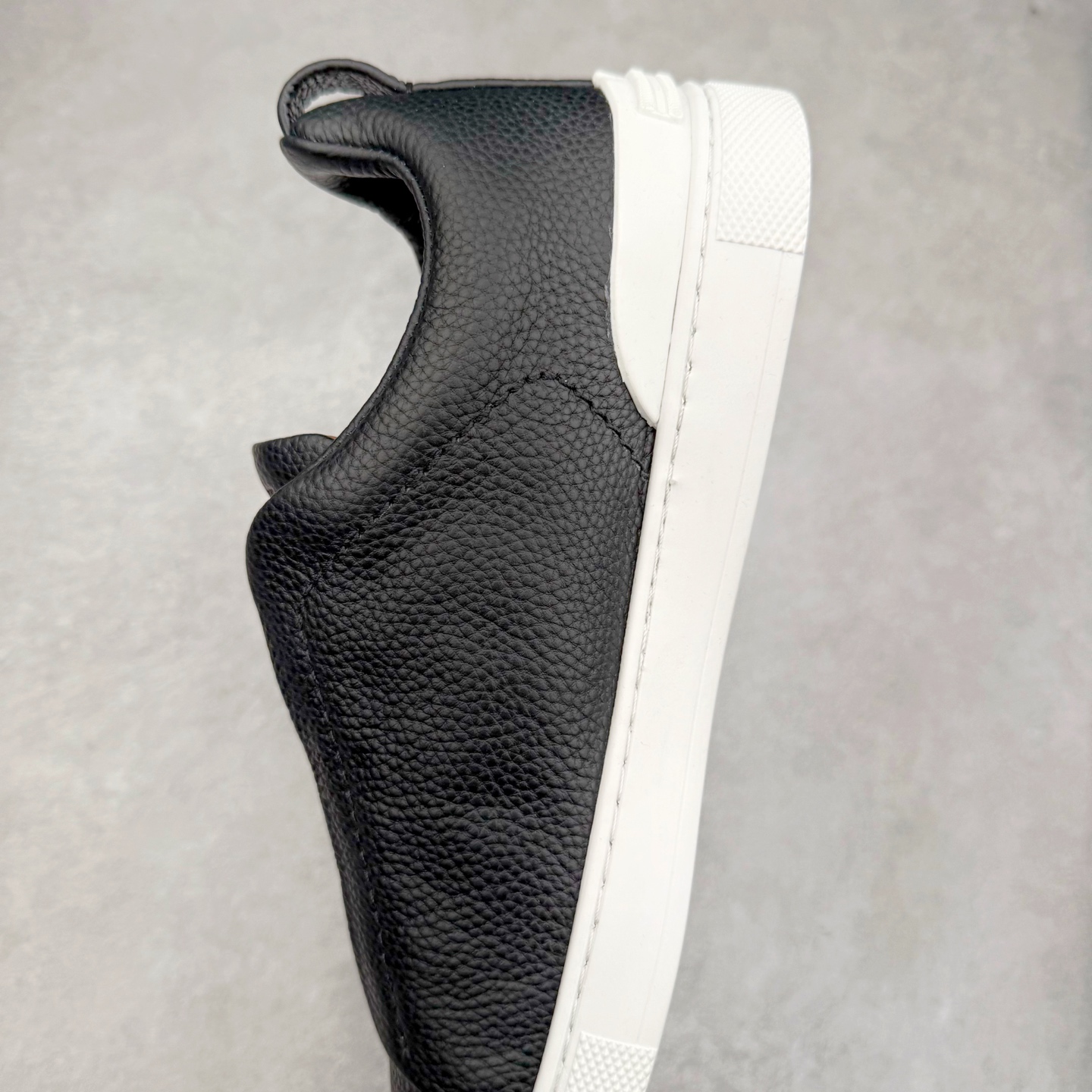 图片[7]-＃零售版 Zegna Triple Stitch 杰尼亚皮革 圆头平底 低帮低帮运动鞋 摔花纹牛皮制成，饰以丰富的工艺细节，如骆马红棕色皮革嵌饰和手绘饰边。此优雅材质令这款动感十足的运动鞋转变为精致的休闲单品。耐用的橡胶鞋底可探索城市街道提供所有需的支持。版型和产品细节：摔花纹牛皮面料，双色宽罗纹针织鞋带满足不同场合搭配不同风格，小牛皮内裡，鞋垫。内底、徽标压纹皮革中底，高弹力记忆鞋垫和超轻橡胶人字纹防滑鞋底，穿着舒服不凡。鞋底周圈加车大底边线。显得匠心十足。尺码：39 40 41 42 43 44 45 46-选品中心