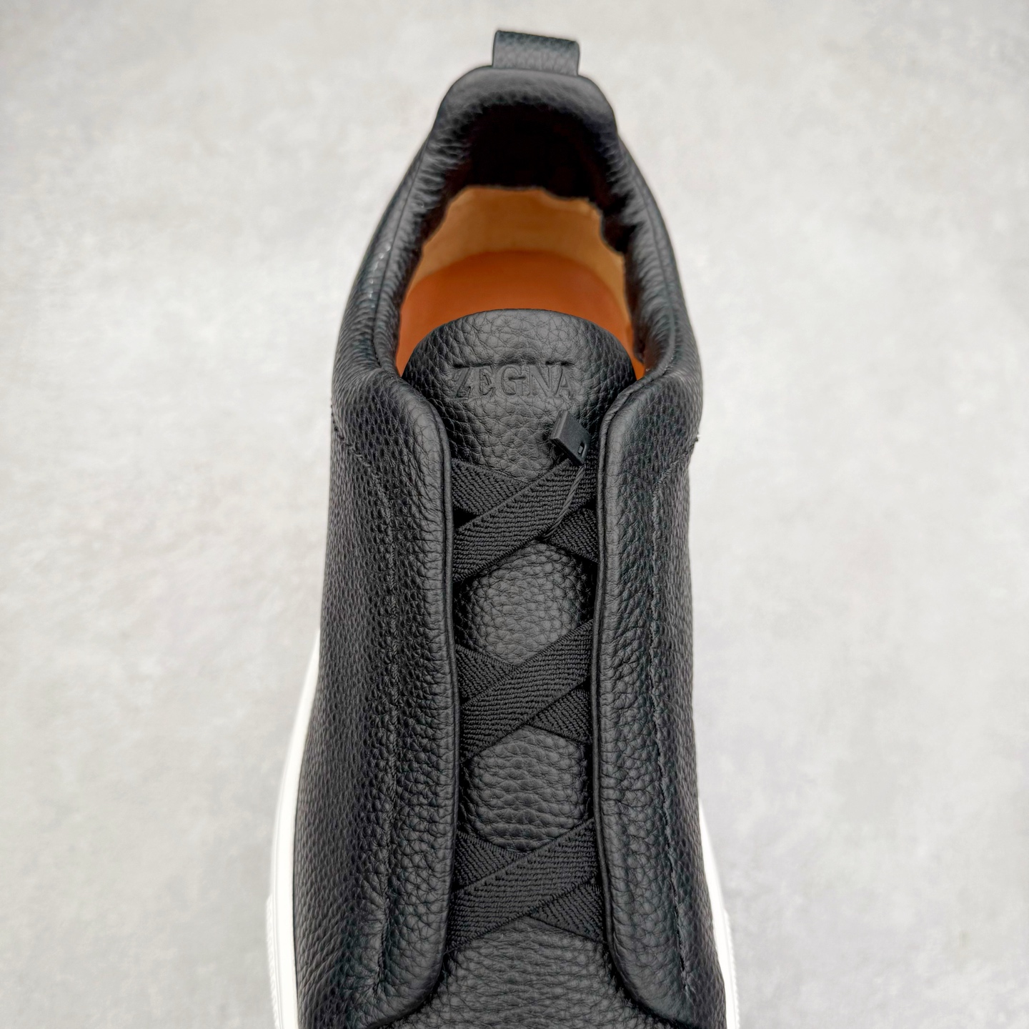 图片[5]-＃零售版 Zegna Triple Stitch 杰尼亚皮革 圆头平底 低帮低帮运动鞋 摔花纹牛皮制成，饰以丰富的工艺细节，如骆马红棕色皮革嵌饰和手绘饰边。此优雅材质令这款动感十足的运动鞋转变为精致的休闲单品。耐用的橡胶鞋底可探索城市街道提供所有需的支持。版型和产品细节：摔花纹牛皮面料，双色宽罗纹针织鞋带满足不同场合搭配不同风格，小牛皮内裡，鞋垫。内底、徽标压纹皮革中底，高弹力记忆鞋垫和超轻橡胶人字纹防滑鞋底，穿着舒服不凡。鞋底周圈加车大底边线。显得匠心十足。尺码：39 40 41 42 43 44 45 46-选品中心