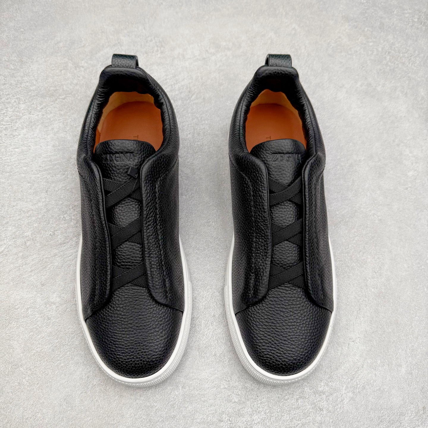 图片[2]-＃零售版 Zegna Triple Stitch 杰尼亚皮革 圆头平底 低帮低帮运动鞋 摔花纹牛皮制成，饰以丰富的工艺细节，如骆马红棕色皮革嵌饰和手绘饰边。此优雅材质令这款动感十足的运动鞋转变为精致的休闲单品。耐用的橡胶鞋底可探索城市街道提供所有需的支持。版型和产品细节：摔花纹牛皮面料，双色宽罗纹针织鞋带满足不同场合搭配不同风格，小牛皮内裡，鞋垫。内底、徽标压纹皮革中底，高弹力记忆鞋垫和超轻橡胶人字纹防滑鞋底，穿着舒服不凡。鞋底周圈加车大底边线。显得匠心十足。尺码：39 40 41 42 43 44 45 46-选品中心