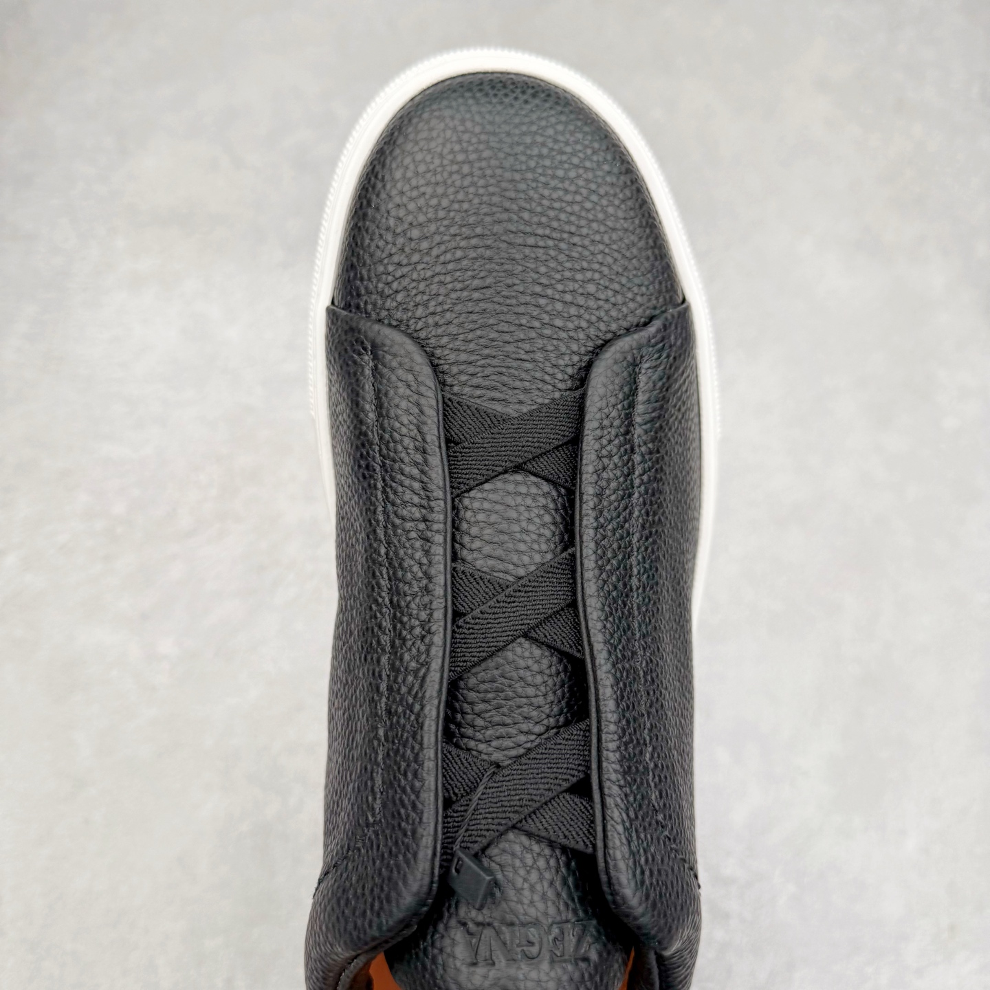 图片[4]-＃零售版 Zegna Triple Stitch 杰尼亚皮革 圆头平底 低帮低帮运动鞋 摔花纹牛皮制成，饰以丰富的工艺细节，如骆马红棕色皮革嵌饰和手绘饰边。此优雅材质令这款动感十足的运动鞋转变为精致的休闲单品。耐用的橡胶鞋底可探索城市街道提供所有需的支持。版型和产品细节：摔花纹牛皮面料，双色宽罗纹针织鞋带满足不同场合搭配不同风格，小牛皮内裡，鞋垫。内底、徽标压纹皮革中底，高弹力记忆鞋垫和超轻橡胶人字纹防滑鞋底，穿着舒服不凡。鞋底周圈加车大底边线。显得匠心十足。尺码：39 40 41 42 43 44 45 46-选品中心