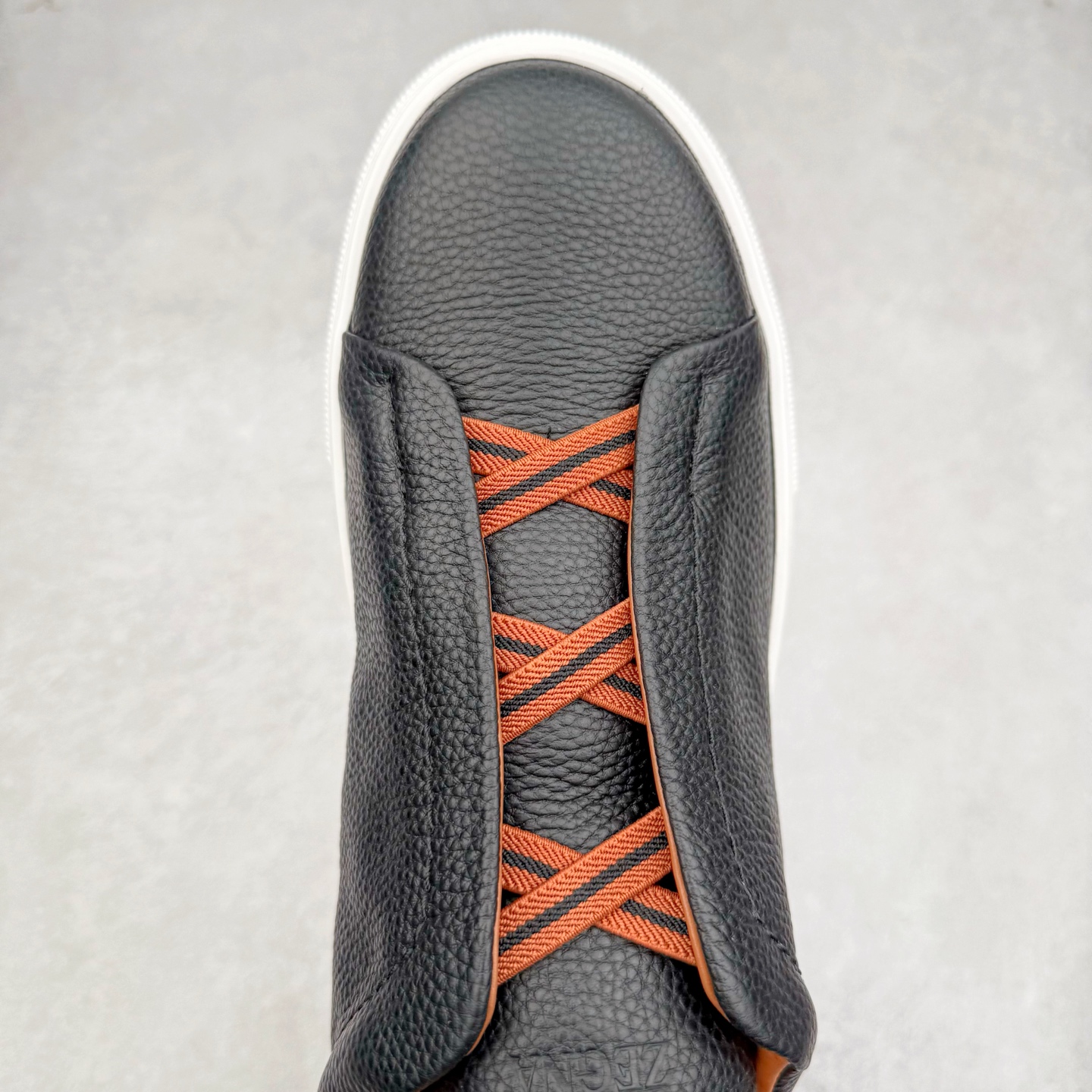 图片[4]-＃零售版 Zegna Triple Stitch 杰尼亚皮革 圆头平底 低帮低帮运动鞋 摔花纹牛皮制成，饰以丰富的工艺细节，如骆马红棕色皮革嵌饰和手绘饰边。此优雅材质令这款动感十足的运动鞋转变为精致的休闲单品。耐用的橡胶鞋底可探索城市街道提供所有需的支持。版型和产品细节：摔花纹牛皮面料，双色宽罗纹针织鞋带满足不同场合搭配不同风格，小牛皮内裡，鞋垫。内底、徽标压纹皮革中底，高弹力记忆鞋垫和超轻橡胶人字纹防滑鞋底，穿着舒服不凡。鞋底周圈加车大底边线。显得匠心十足。尺码：39 40 41 42 43 44 45 46-选品中心