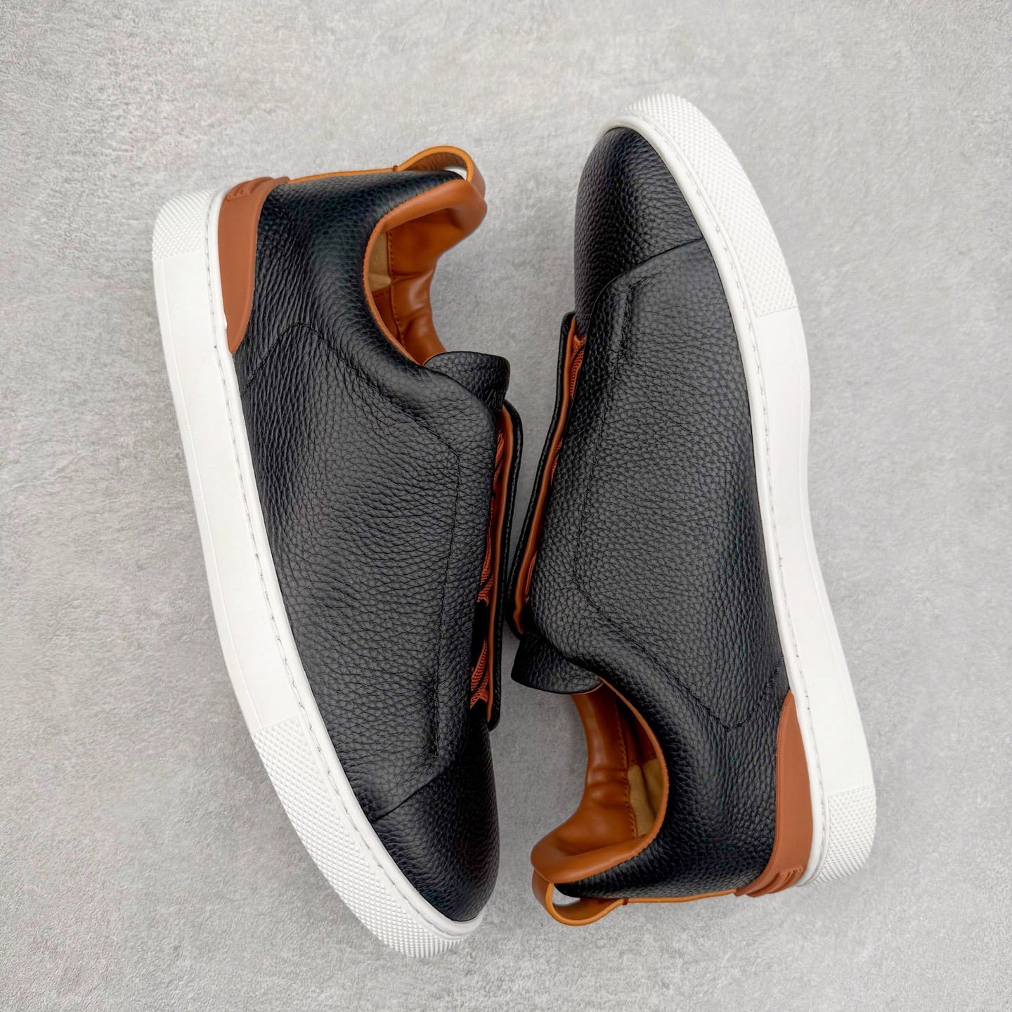 图片[3]-＃零售版 Zegna Triple Stitch 杰尼亚皮革 圆头平底 低帮低帮运动鞋 摔花纹牛皮制成，饰以丰富的工艺细节，如骆马红棕色皮革嵌饰和手绘饰边。此优雅材质令这款动感十足的运动鞋转变为精致的休闲单品。耐用的橡胶鞋底可探索城市街道提供所有需的支持。版型和产品细节：摔花纹牛皮面料，双色宽罗纹针织鞋带满足不同场合搭配不同风格，小牛皮内裡，鞋垫。内底、徽标压纹皮革中底，高弹力记忆鞋垫和超轻橡胶人字纹防滑鞋底，穿着舒服不凡。鞋底周圈加车大底边线。显得匠心十足。尺码：39 40 41 42 43 44 45 46-选品中心