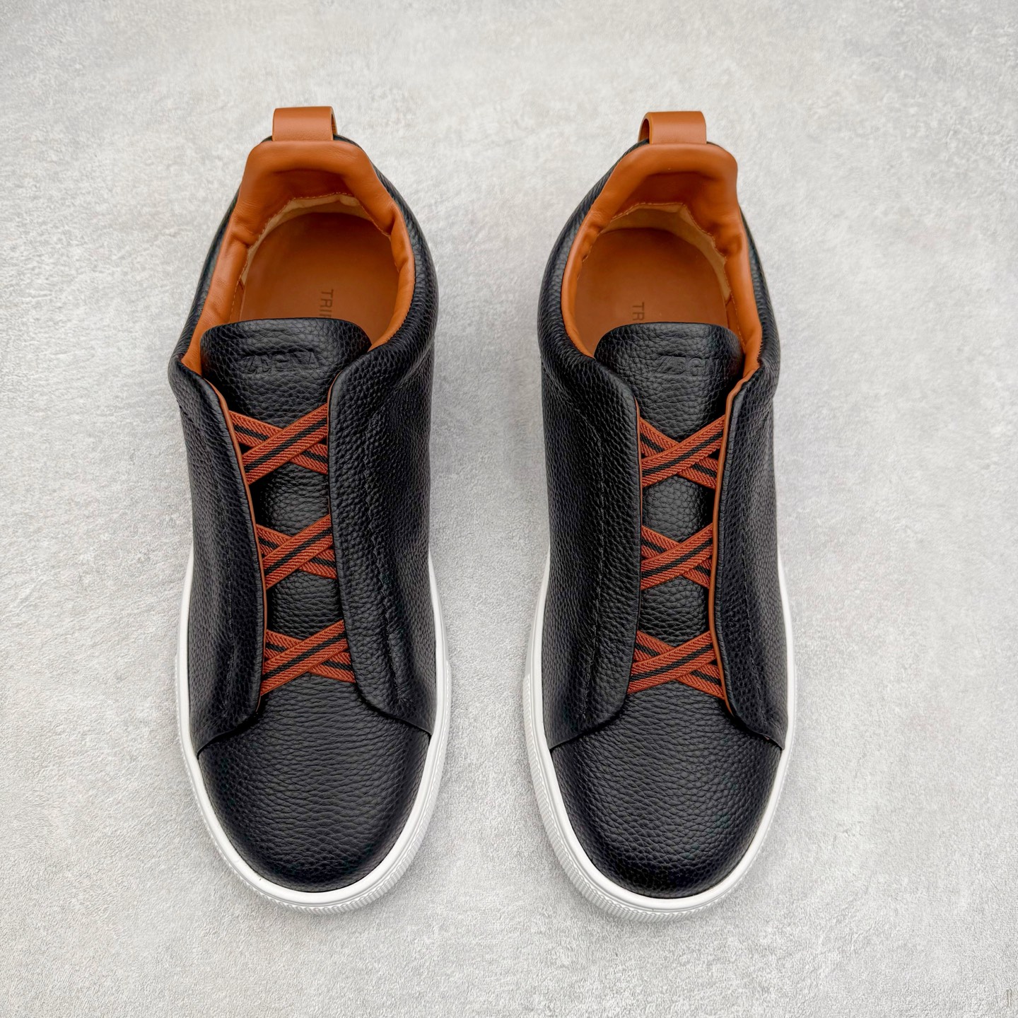 图片[2]-＃零售版 Zegna Triple Stitch 杰尼亚皮革 圆头平底 低帮低帮运动鞋 摔花纹牛皮制成，饰以丰富的工艺细节，如骆马红棕色皮革嵌饰和手绘饰边。此优雅材质令这款动感十足的运动鞋转变为精致的休闲单品。耐用的橡胶鞋底可探索城市街道提供所有需的支持。版型和产品细节：摔花纹牛皮面料，双色宽罗纹针织鞋带满足不同场合搭配不同风格，小牛皮内裡，鞋垫。内底、徽标压纹皮革中底，高弹力记忆鞋垫和超轻橡胶人字纹防滑鞋底，穿着舒服不凡。鞋底周圈加车大底边线。显得匠心十足。尺码：39 40 41 42 43 44 45 46-选品中心