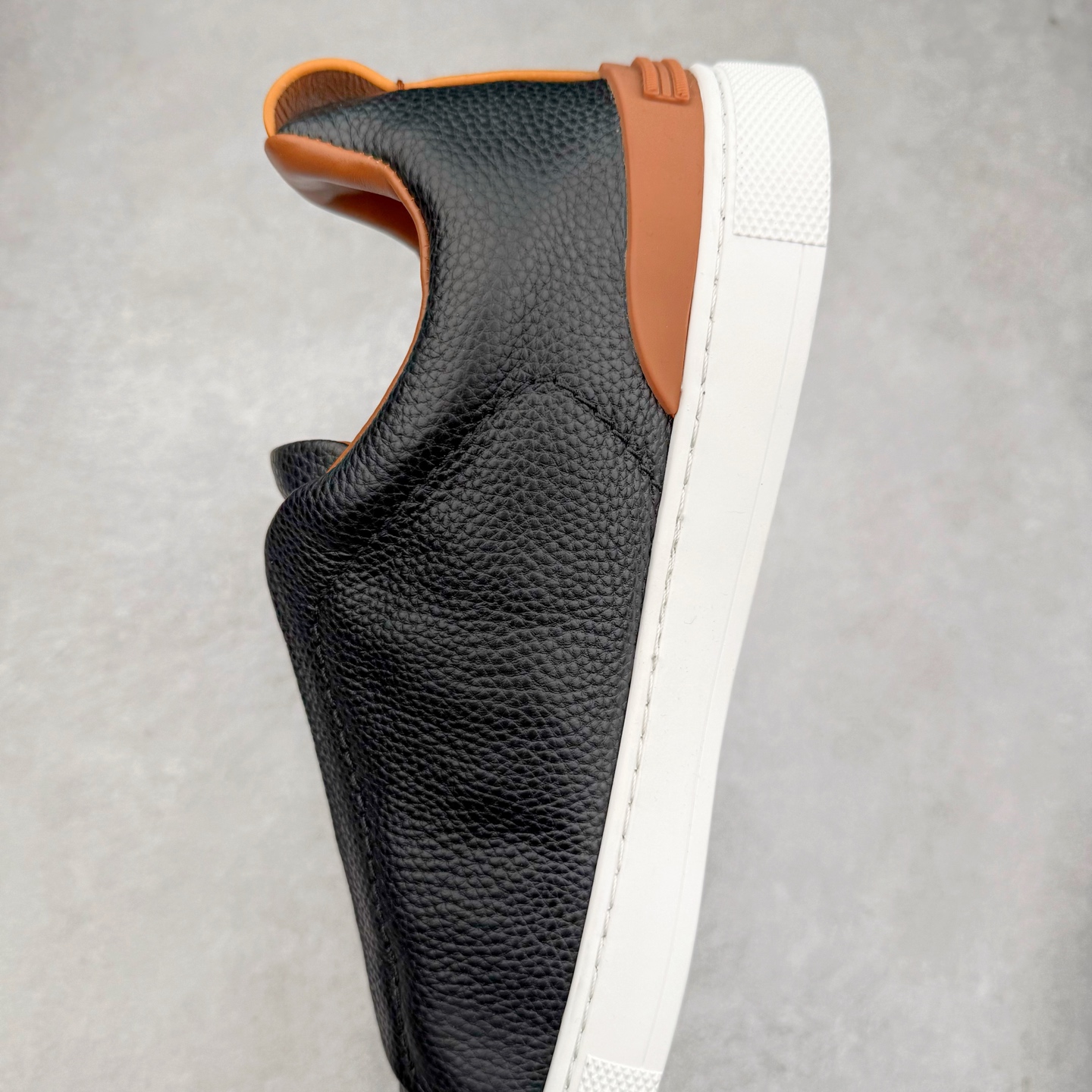 图片[7]-＃零售版 Zegna Triple Stitch 杰尼亚皮革 圆头平底 低帮低帮运动鞋 摔花纹牛皮制成，饰以丰富的工艺细节，如骆马红棕色皮革嵌饰和手绘饰边。此优雅材质令这款动感十足的运动鞋转变为精致的休闲单品。耐用的橡胶鞋底可探索城市街道提供所有需的支持。版型和产品细节：摔花纹牛皮面料，双色宽罗纹针织鞋带满足不同场合搭配不同风格，小牛皮内裡，鞋垫。内底、徽标压纹皮革中底，高弹力记忆鞋垫和超轻橡胶人字纹防滑鞋底，穿着舒服不凡。鞋底周圈加车大底边线。显得匠心十足。尺码：39 40 41 42 43 44 45 46-选品中心