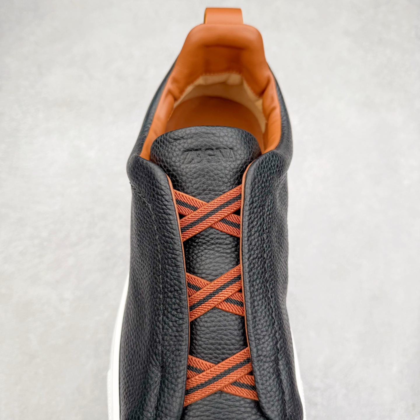 图片[5]-＃零售版 Zegna Triple Stitch 杰尼亚皮革 圆头平底 低帮低帮运动鞋 摔花纹牛皮制成，饰以丰富的工艺细节，如骆马红棕色皮革嵌饰和手绘饰边。此优雅材质令这款动感十足的运动鞋转变为精致的休闲单品。耐用的橡胶鞋底可探索城市街道提供所有需的支持。版型和产品细节：摔花纹牛皮面料，双色宽罗纹针织鞋带满足不同场合搭配不同风格，小牛皮内裡，鞋垫。内底、徽标压纹皮革中底，高弹力记忆鞋垫和超轻橡胶人字纹防滑鞋底，穿着舒服不凡。鞋底周圈加车大底边线。显得匠心十足。尺码：39 40 41 42 43 44 45 46-选品中心