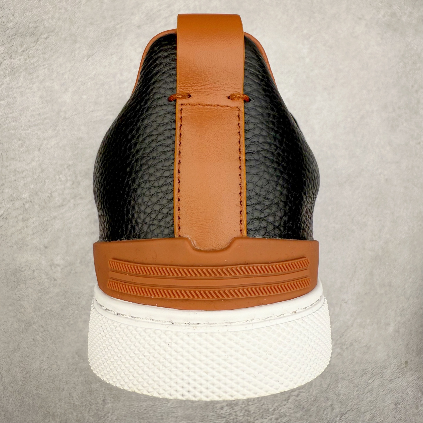 图片[8]-＃零售版 Zegna Triple Stitch 杰尼亚皮革 圆头平底 低帮低帮运动鞋 摔花纹牛皮制成，饰以丰富的工艺细节，如骆马红棕色皮革嵌饰和手绘饰边。此优雅材质令这款动感十足的运动鞋转变为精致的休闲单品。耐用的橡胶鞋底可探索城市街道提供所有需的支持。版型和产品细节：摔花纹牛皮面料，双色宽罗纹针织鞋带满足不同场合搭配不同风格，小牛皮内裡，鞋垫。内底、徽标压纹皮革中底，高弹力记忆鞋垫和超轻橡胶人字纹防滑鞋底，穿着舒服不凡。鞋底周圈加车大底边线。显得匠心十足。尺码：39 40 41 42 43 44 45 46-选品中心