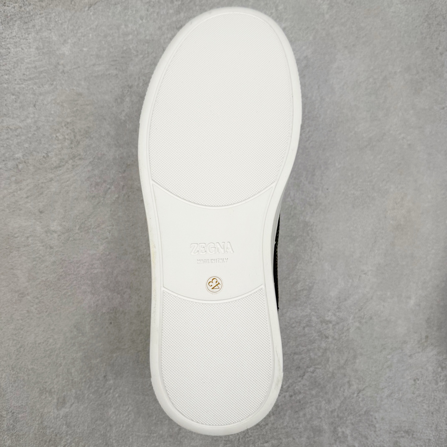 图片[9]-＃零售版 Zegna Triple Stitch 杰尼亚皮革 圆头平底 低帮低帮运动鞋 摔花纹牛皮制成，饰以丰富的工艺细节，如骆马红棕色皮革嵌饰和手绘饰边。此优雅材质令这款动感十足的运动鞋转变为精致的休闲单品。耐用的橡胶鞋底可探索城市街道提供所有需的支持。版型和产品细节：摔花纹牛皮面料，双色宽罗纹针织鞋带满足不同场合搭配不同风格，小牛皮内裡，鞋垫。内底、徽标压纹皮革中底，高弹力记忆鞋垫和超轻橡胶人字纹防滑鞋底，穿着舒服不凡。鞋底周圈加车大底边线。显得匠心十足。尺码：39 40 41 42 43 44 45 46-选品中心