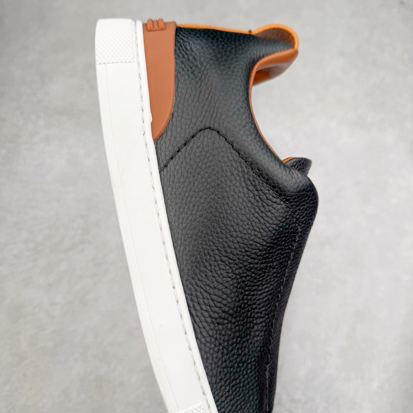 图片[6]-＃零售版 Zegna Triple Stitch 杰尼亚皮革 圆头平底 低帮低帮运动鞋 摔花纹牛皮制成，饰以丰富的工艺细节，如骆马红棕色皮革嵌饰和手绘饰边。此优雅材质令这款动感十足的运动鞋转变为精致的休闲单品。耐用的橡胶鞋底可探索城市街道提供所有需的支持。版型和产品细节：摔花纹牛皮面料，双色宽罗纹针织鞋带满足不同场合搭配不同风格，小牛皮内裡，鞋垫。内底、徽标压纹皮革中底，高弹力记忆鞋垫和超轻橡胶人字纹防滑鞋底，穿着舒服不凡。鞋底周圈加车大底边线。显得匠心十足。尺码：39 40 41 42 43 44 45 46-选品中心